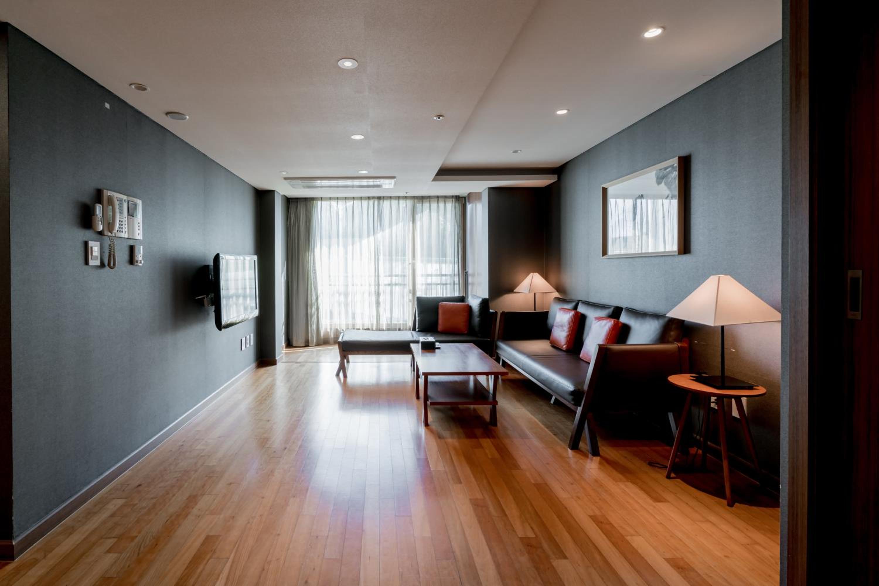 Two Bedroom Deluxe SUite - Photo 11