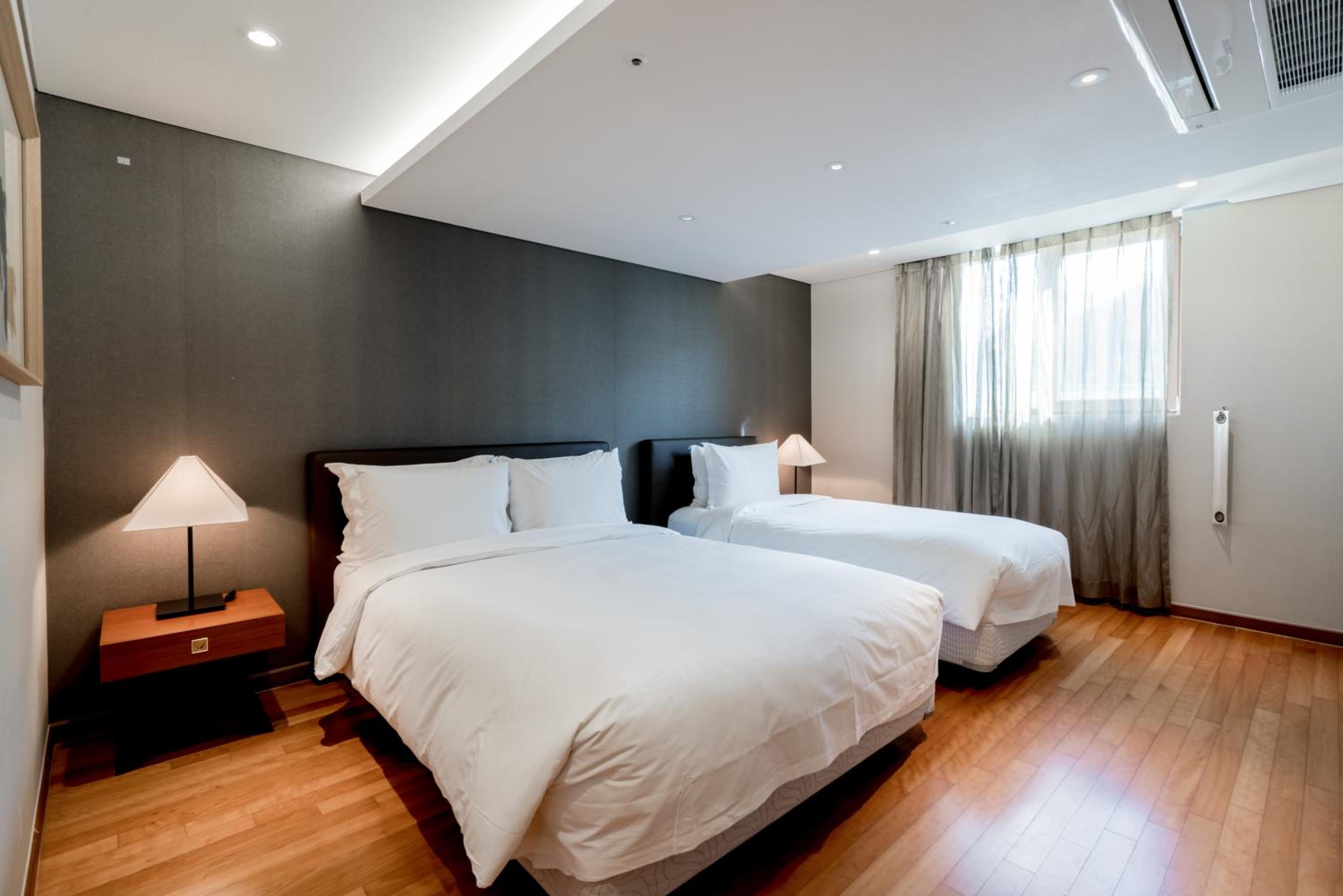 Two Bedroom Deluxe SUite - Photo 26