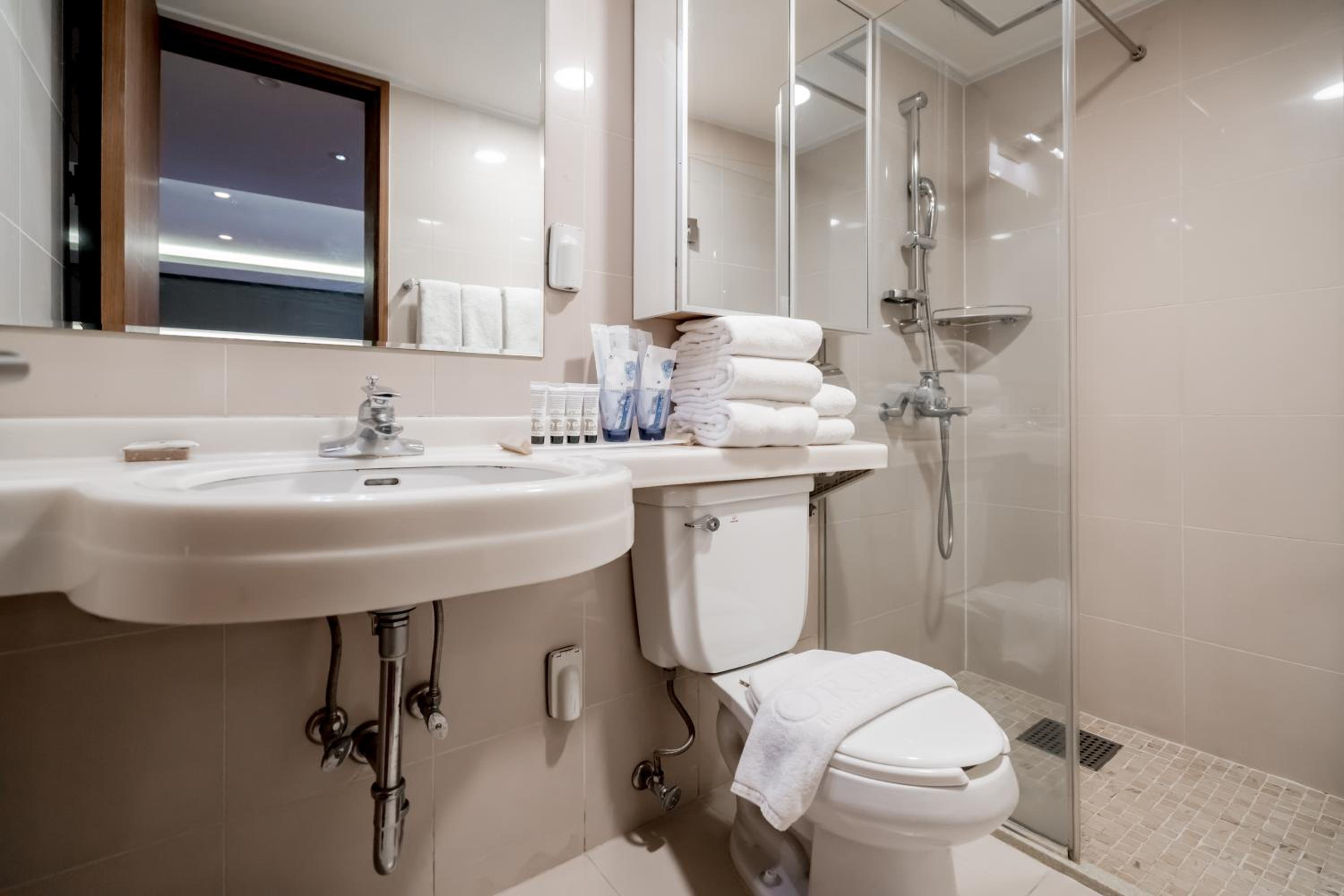 Two Bedroom Deluxe SUite - Photo 12