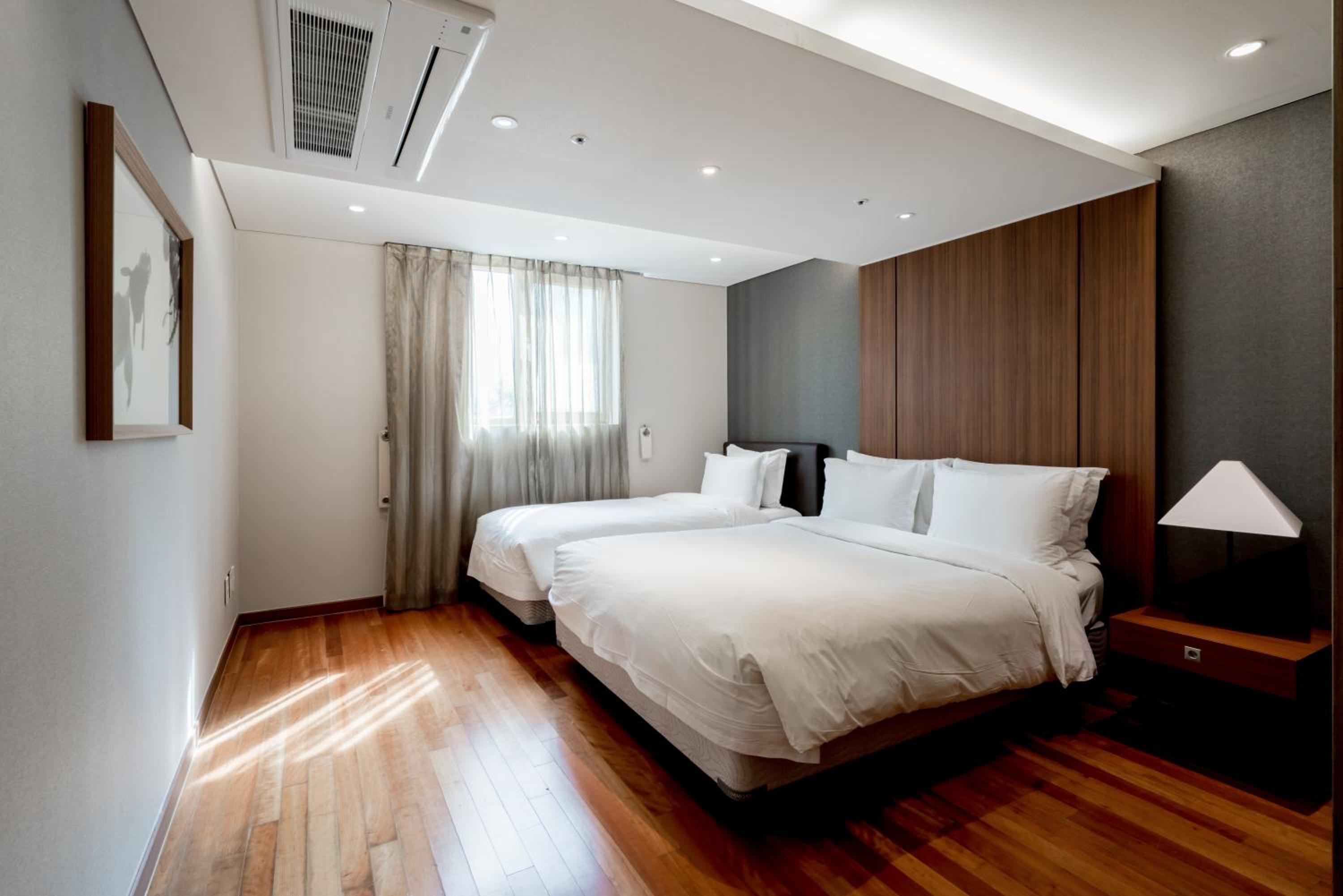 Two Bedroom Deluxe SUite - Photo 25