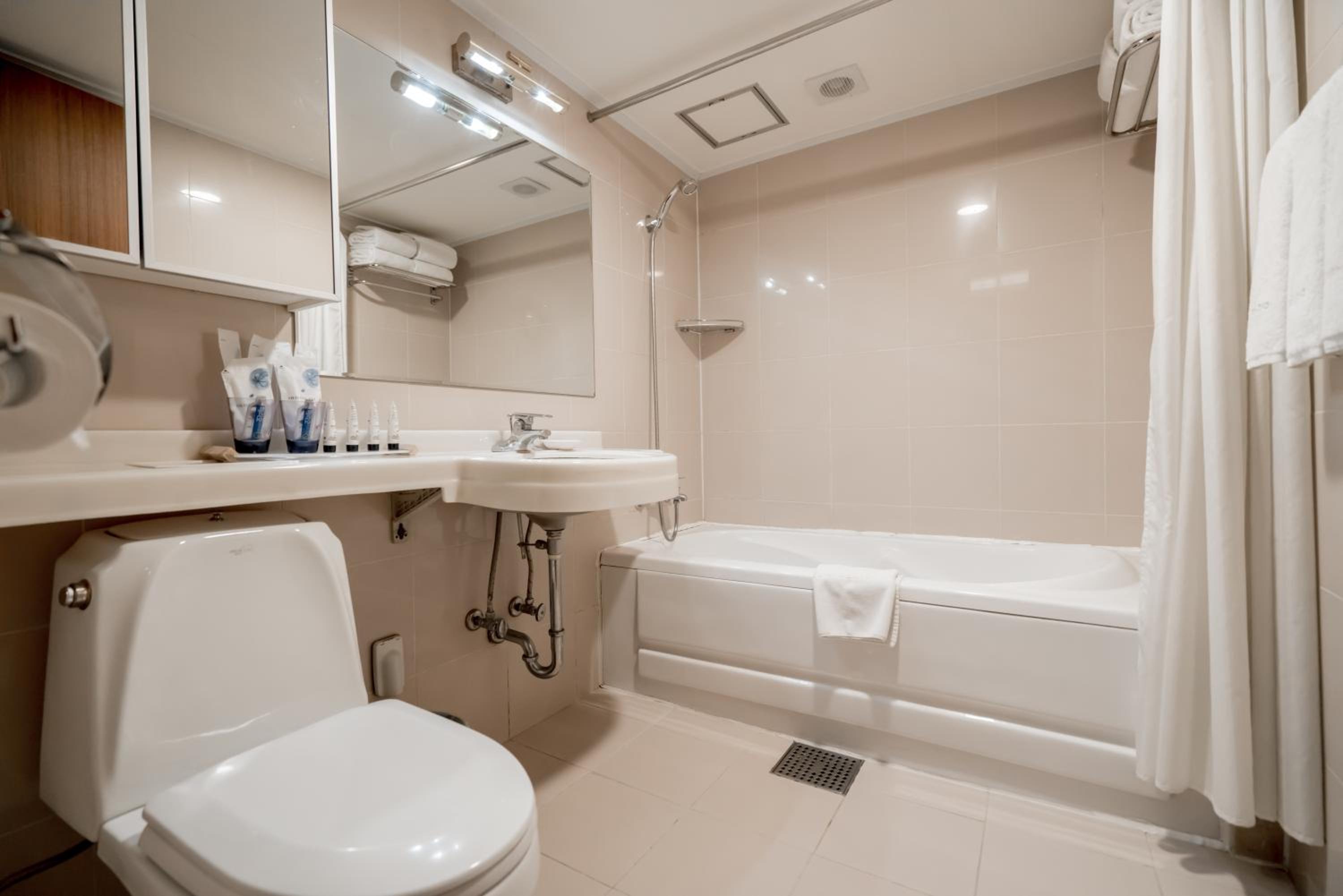 Two Bedroom Deluxe SUite - Photo 9