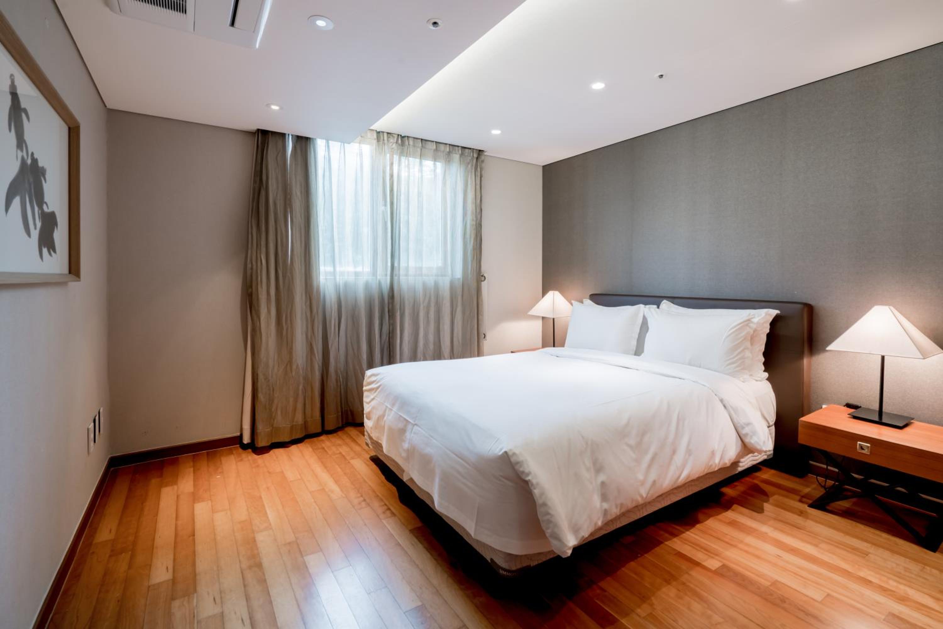 Two Bedroom Deluxe SUite - Photo 23