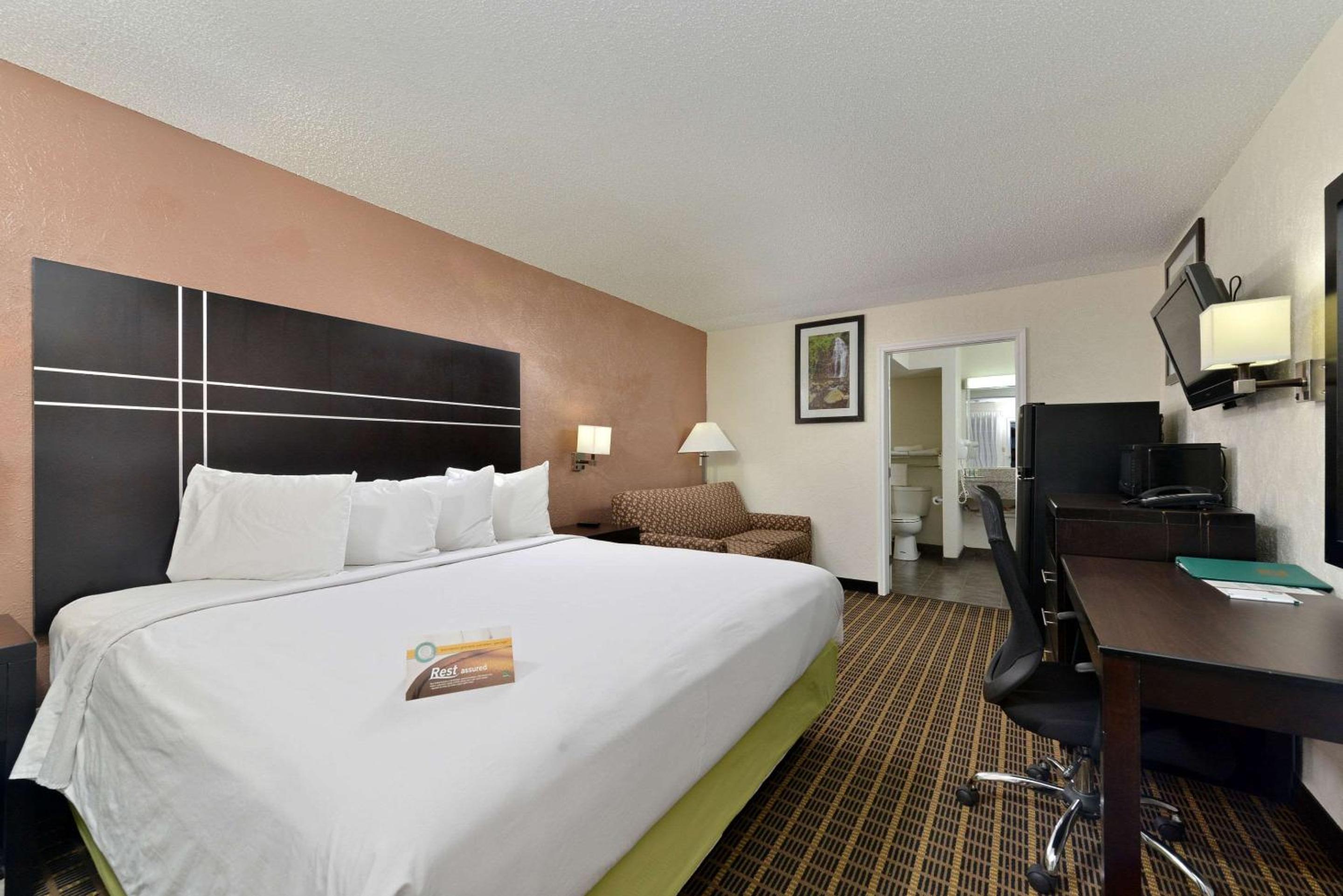 King Room - Non-Smoking photo 2