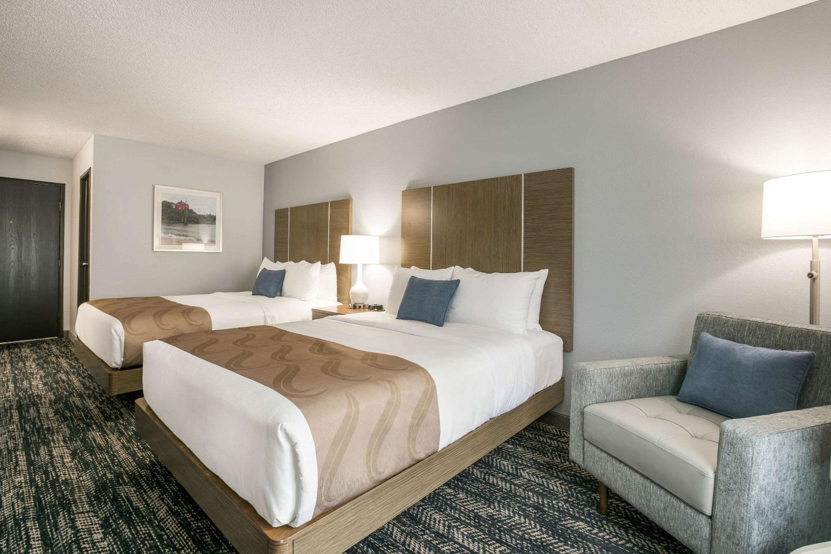 Queen Room with Two Queen Beds - Non-Smoking - Photo 4