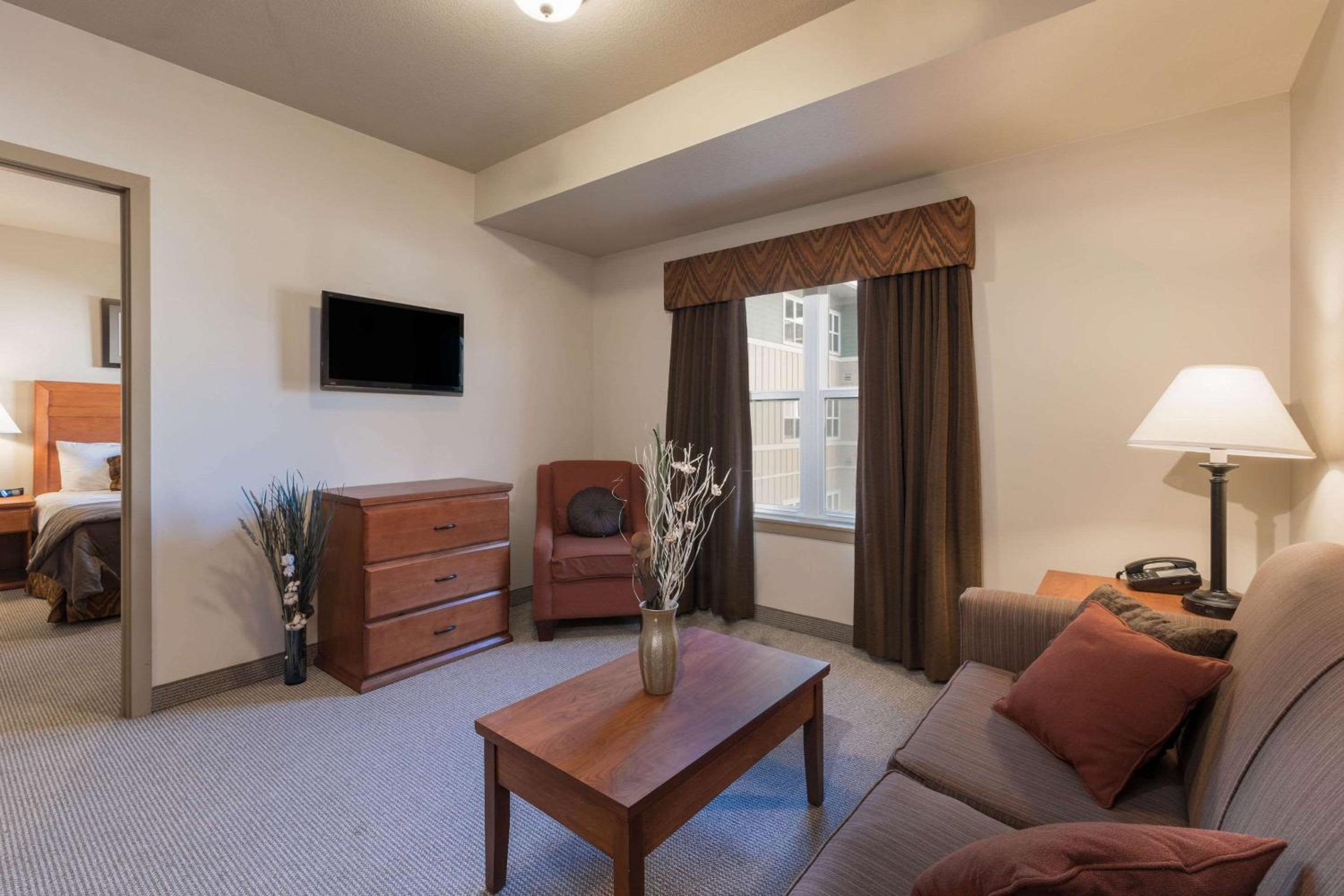 Queen Suite with Sofa-Bed and Kitchenette - Non-Smoking