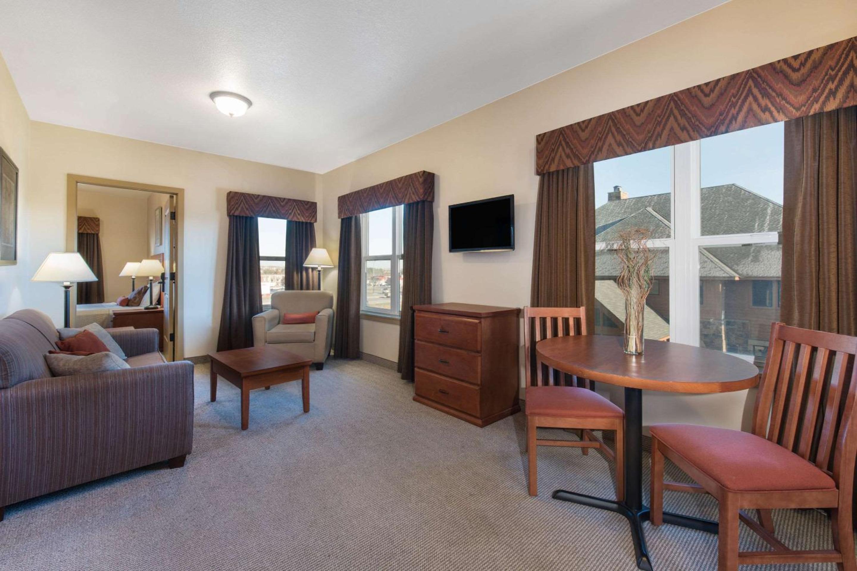 Queen Suite with Two Queen Beds and Kitchenette- Non-Smoking
