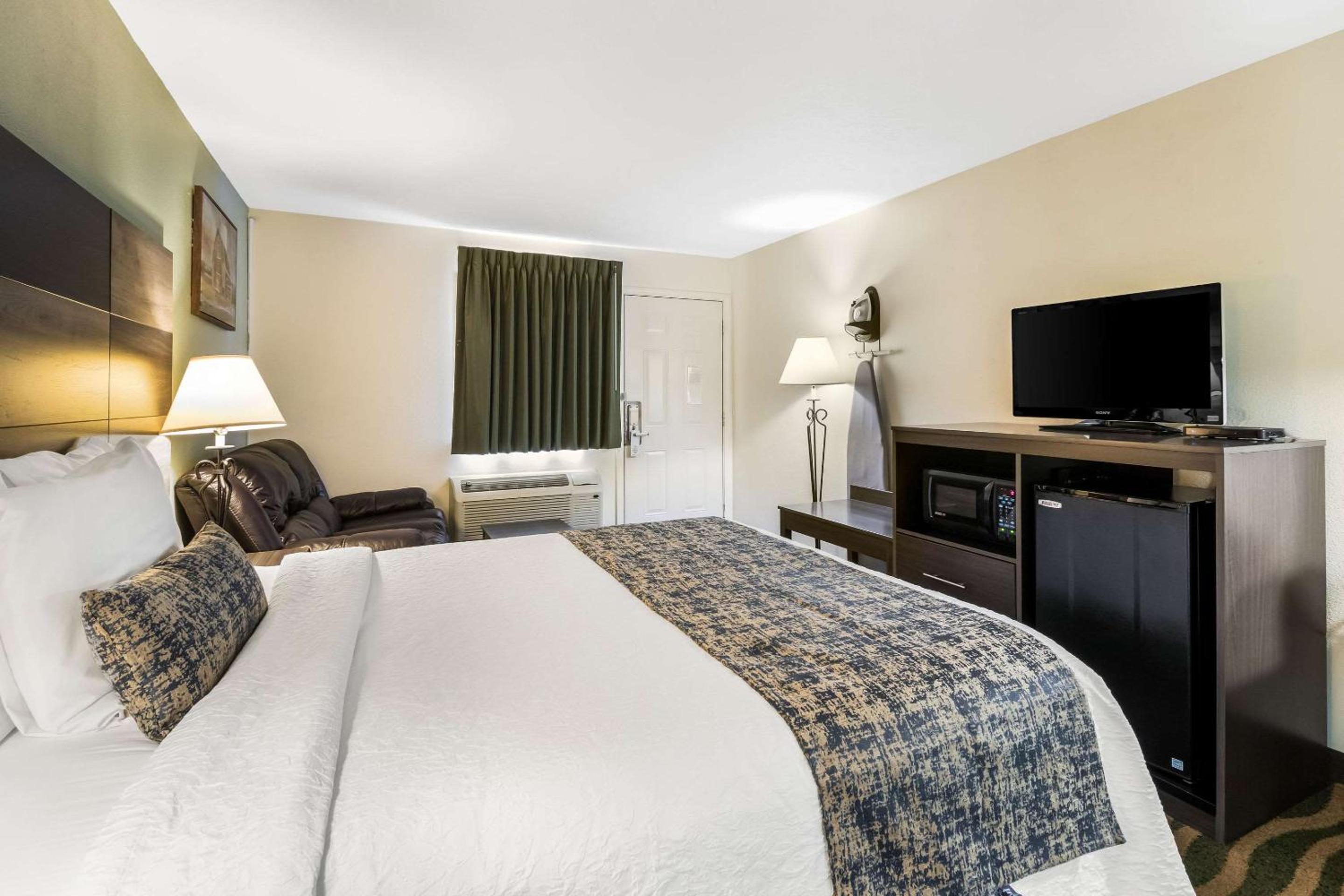 Queen Room - Accessible/Non-Smoking - Photo 2