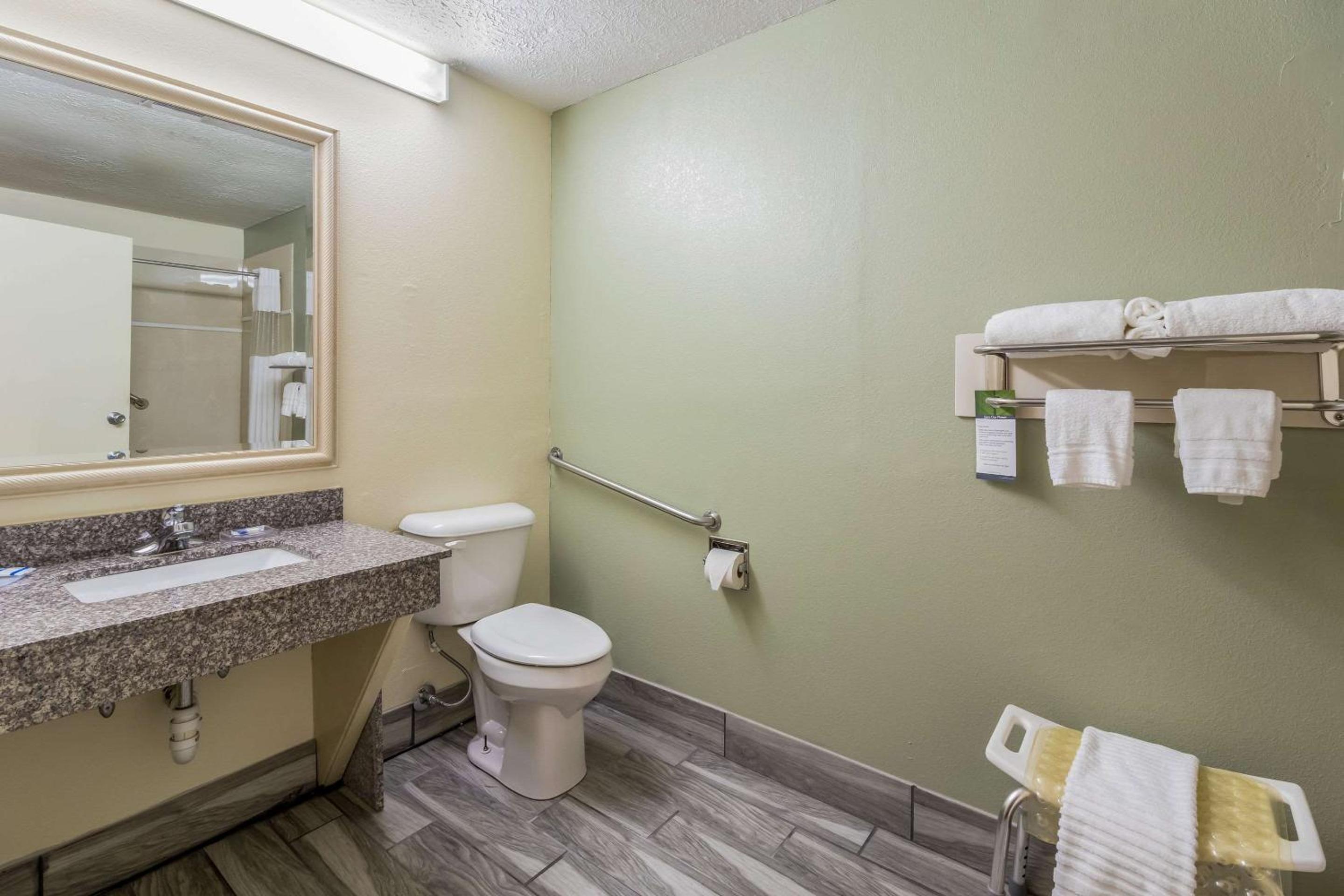 Queen Room - Accessible/Non-Smoking - Photo 3