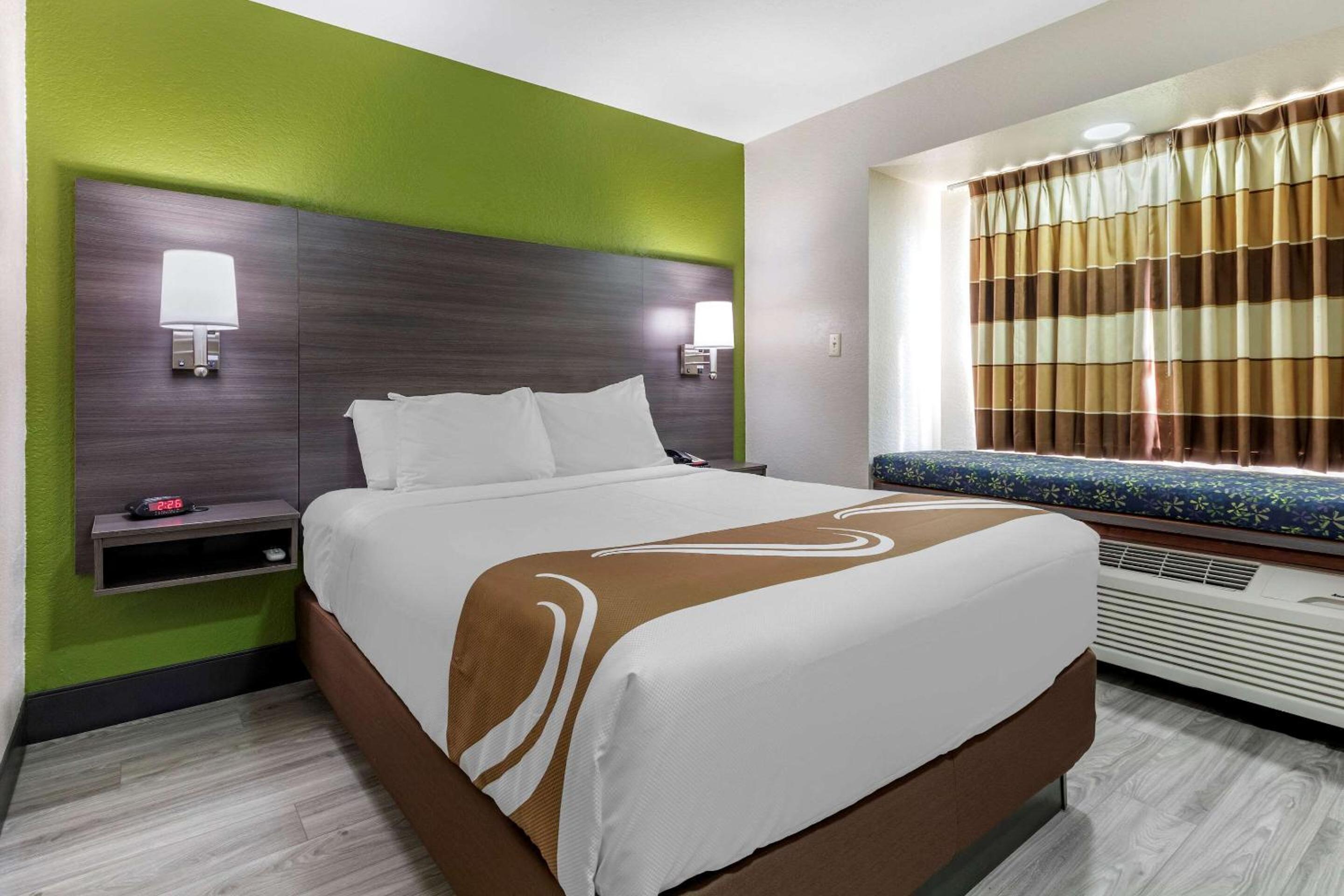 1 Queen Bed photo 3