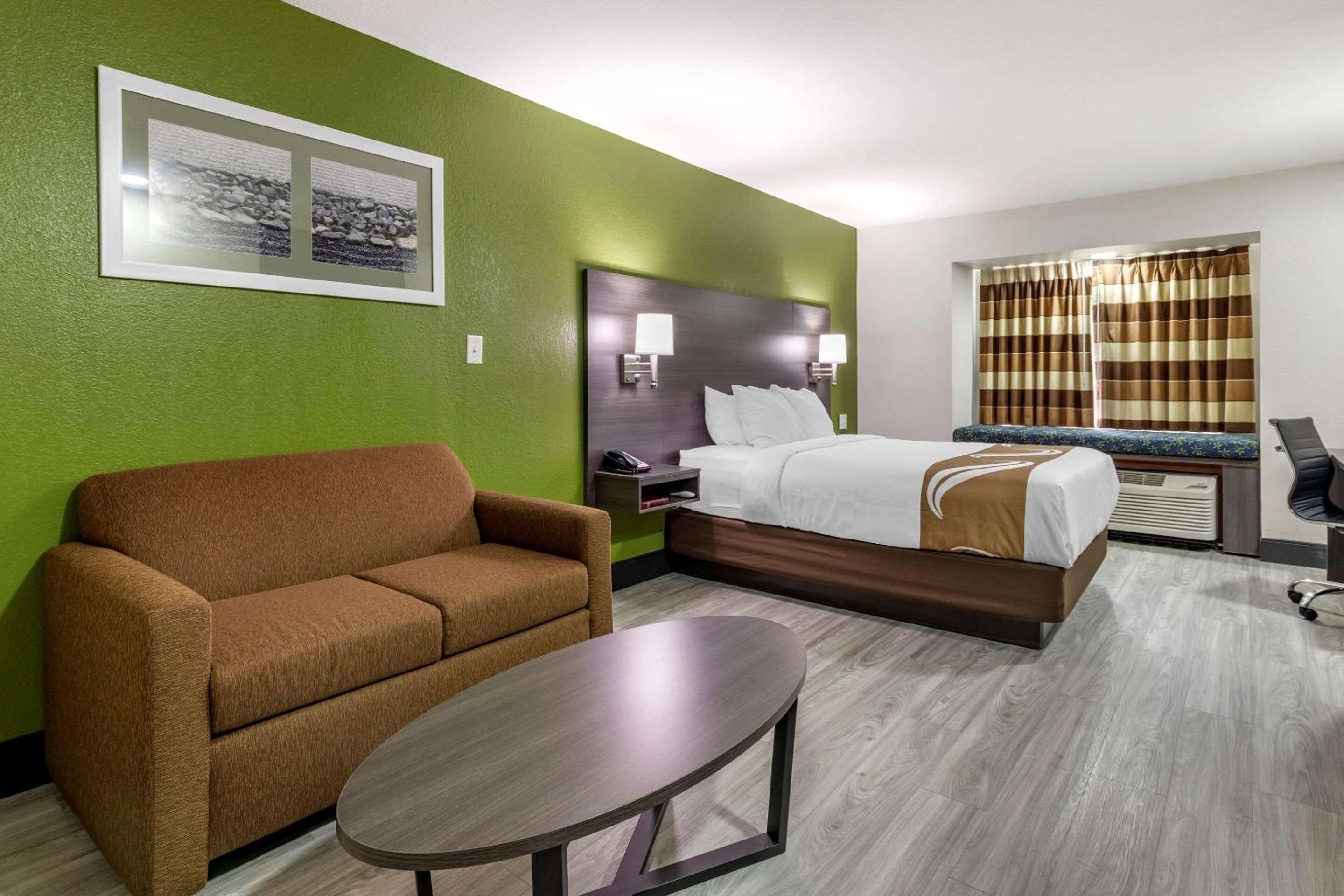 Queen Suite - Accessible/Non-Smoking - Photo 1