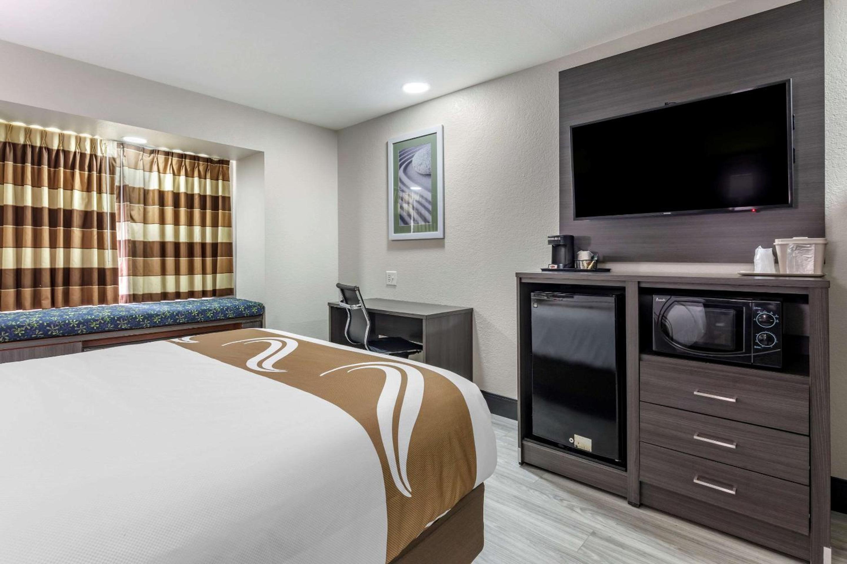 Queen Suite - Accessible/Non-Smoking - Photo 2