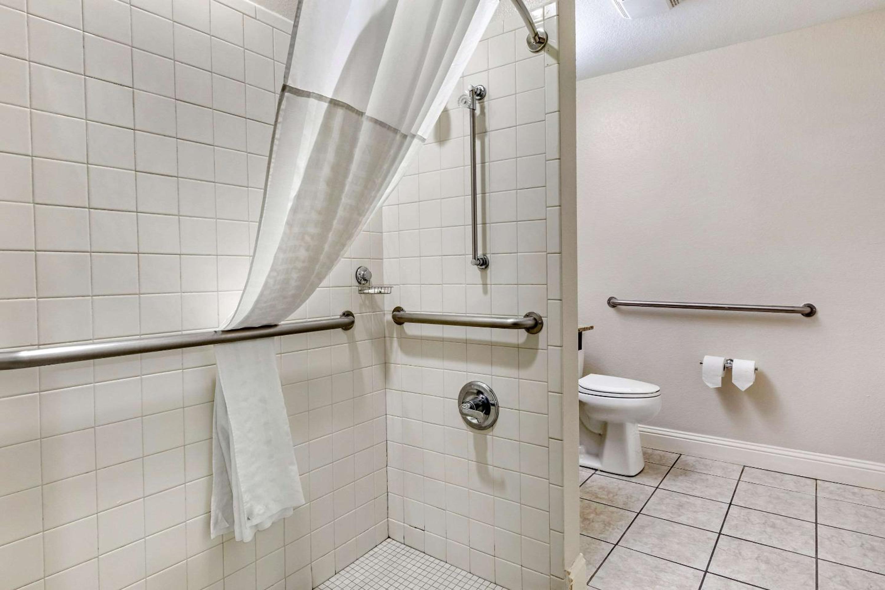 Queen Suite - Accessible/Non-Smoking - Photo 3