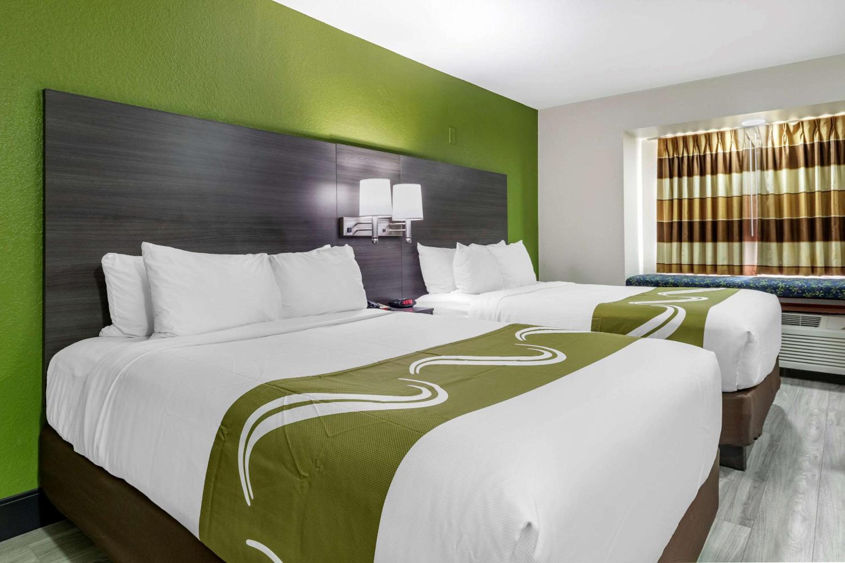2 Queen Beds photo 1