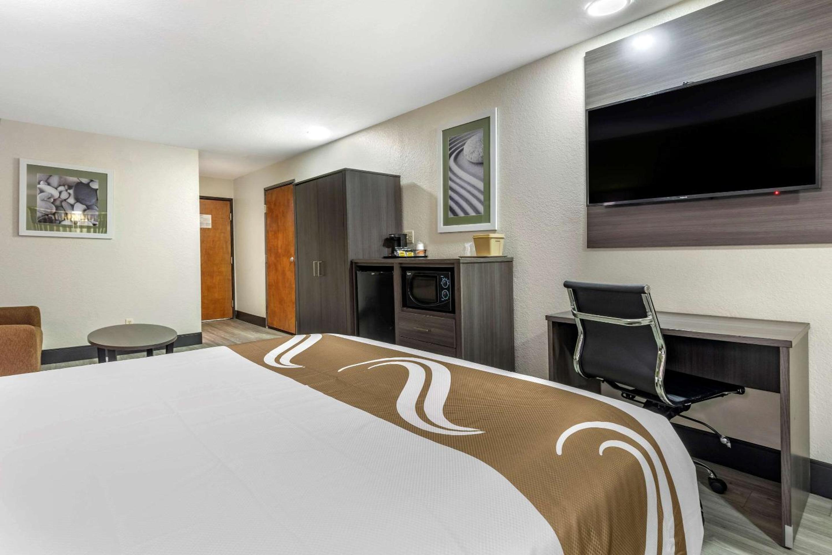 Queen Suite - Non-Smoking - Photo 3