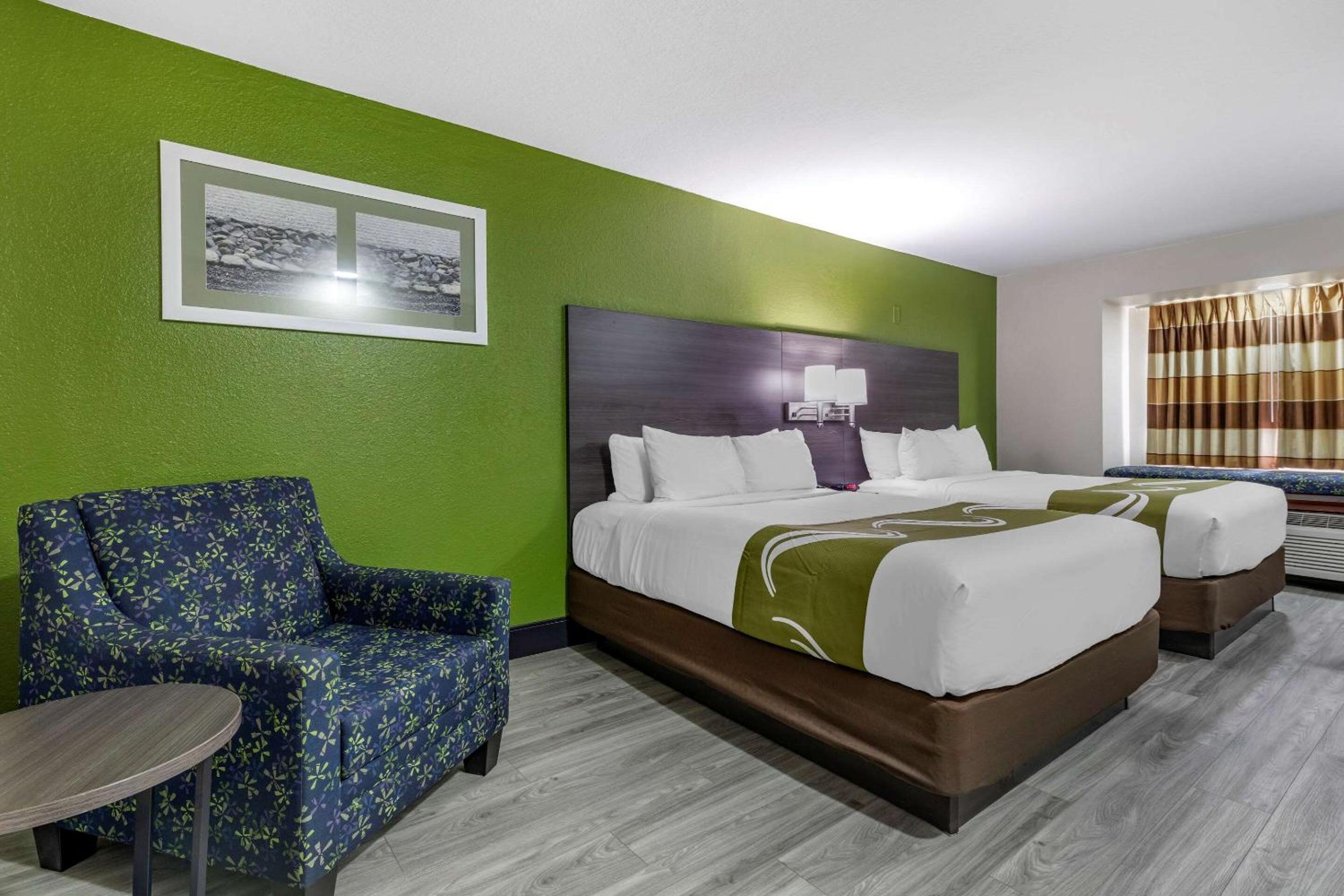 2 Queen Beds photo 3
