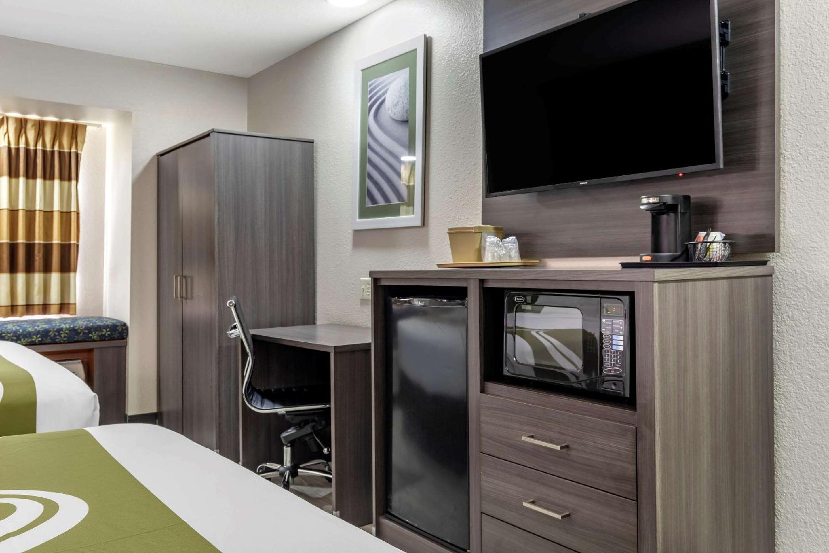 Queen Suite - Accessible/Non-Smoking - Photo 4
