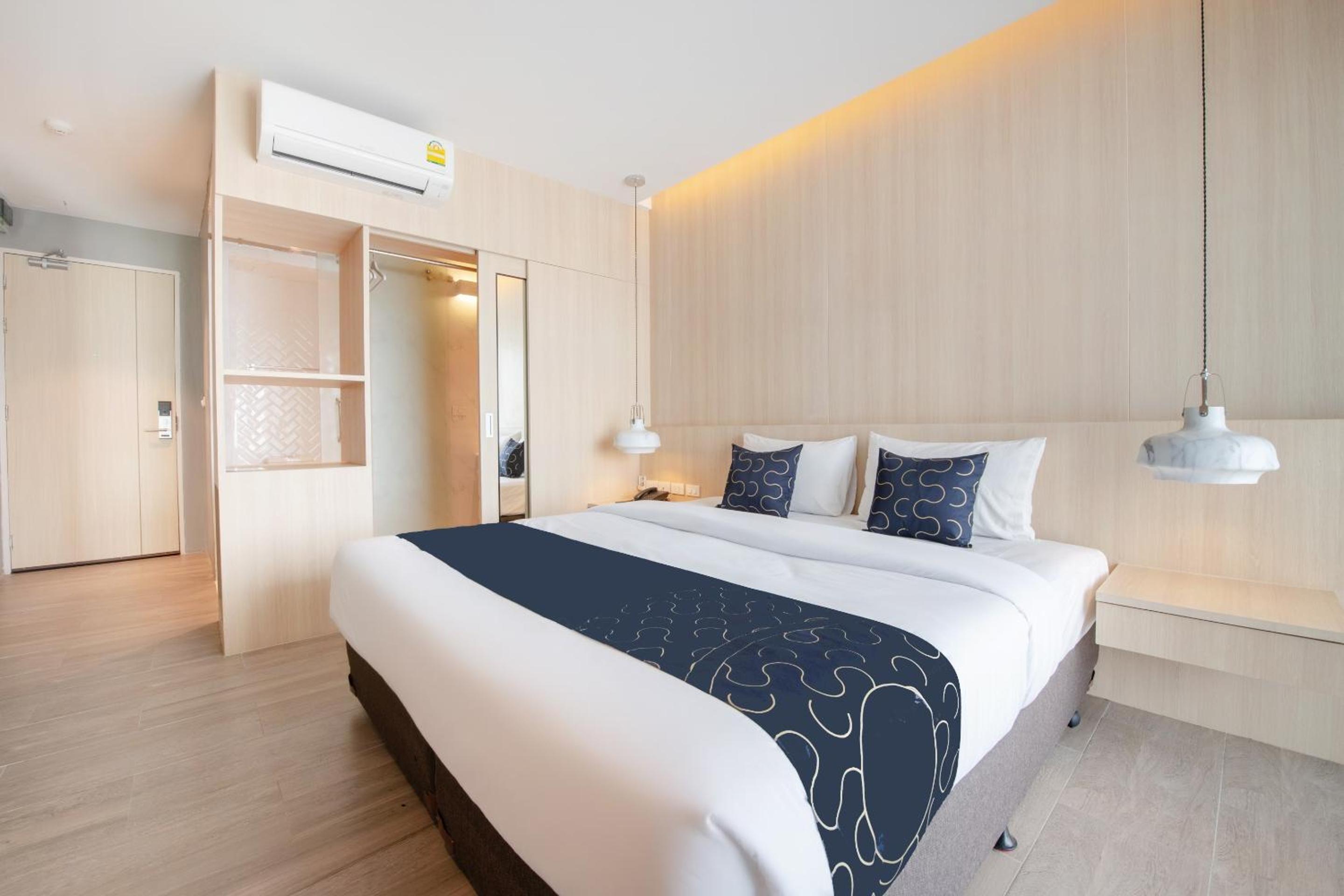 Deluxe Double Room with Sea View - Photo 3