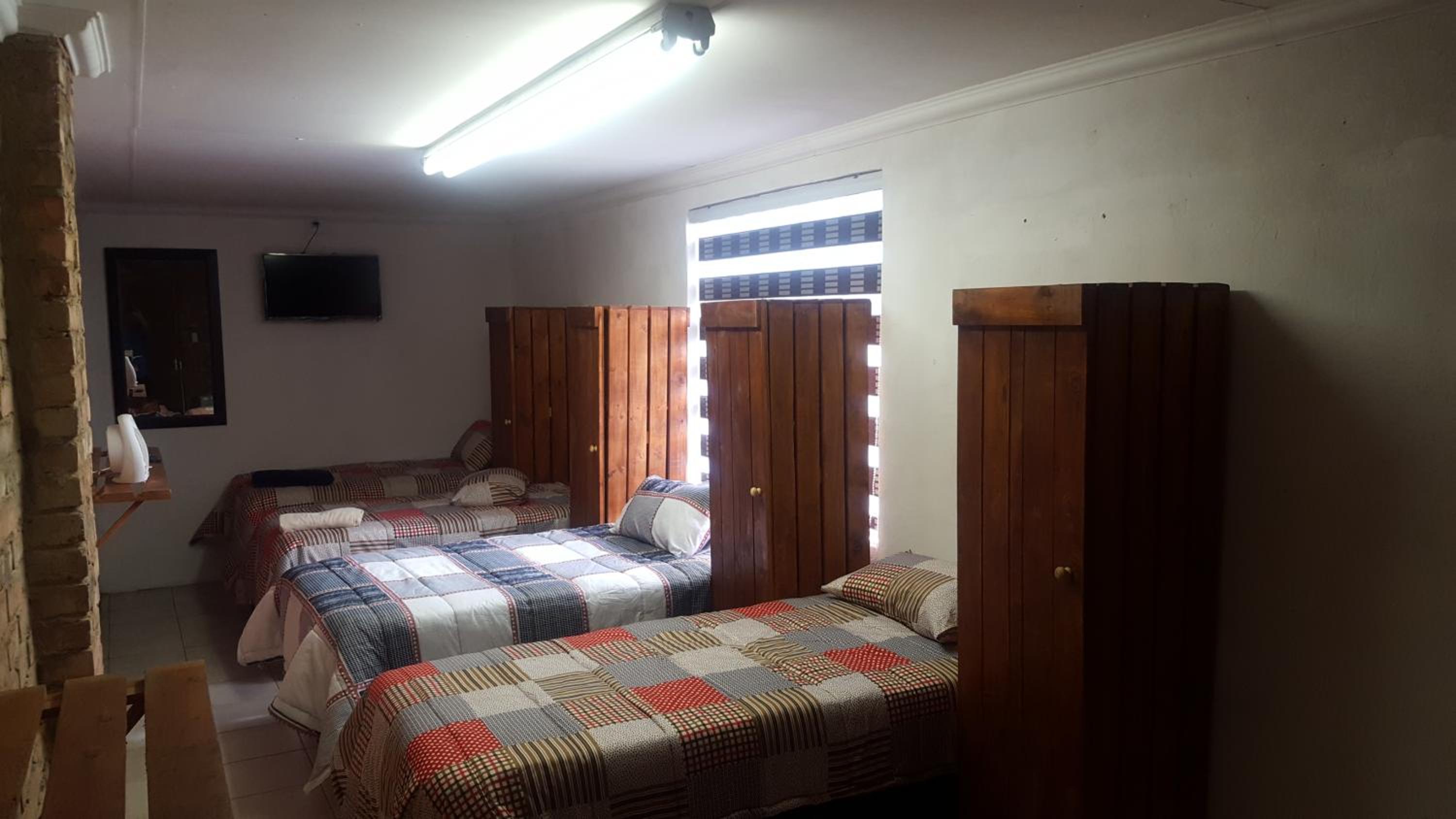 6-Bed Mixed Dormitory Room photo 1