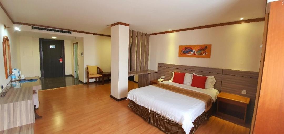 Deluxe Queen Room - Photo 1