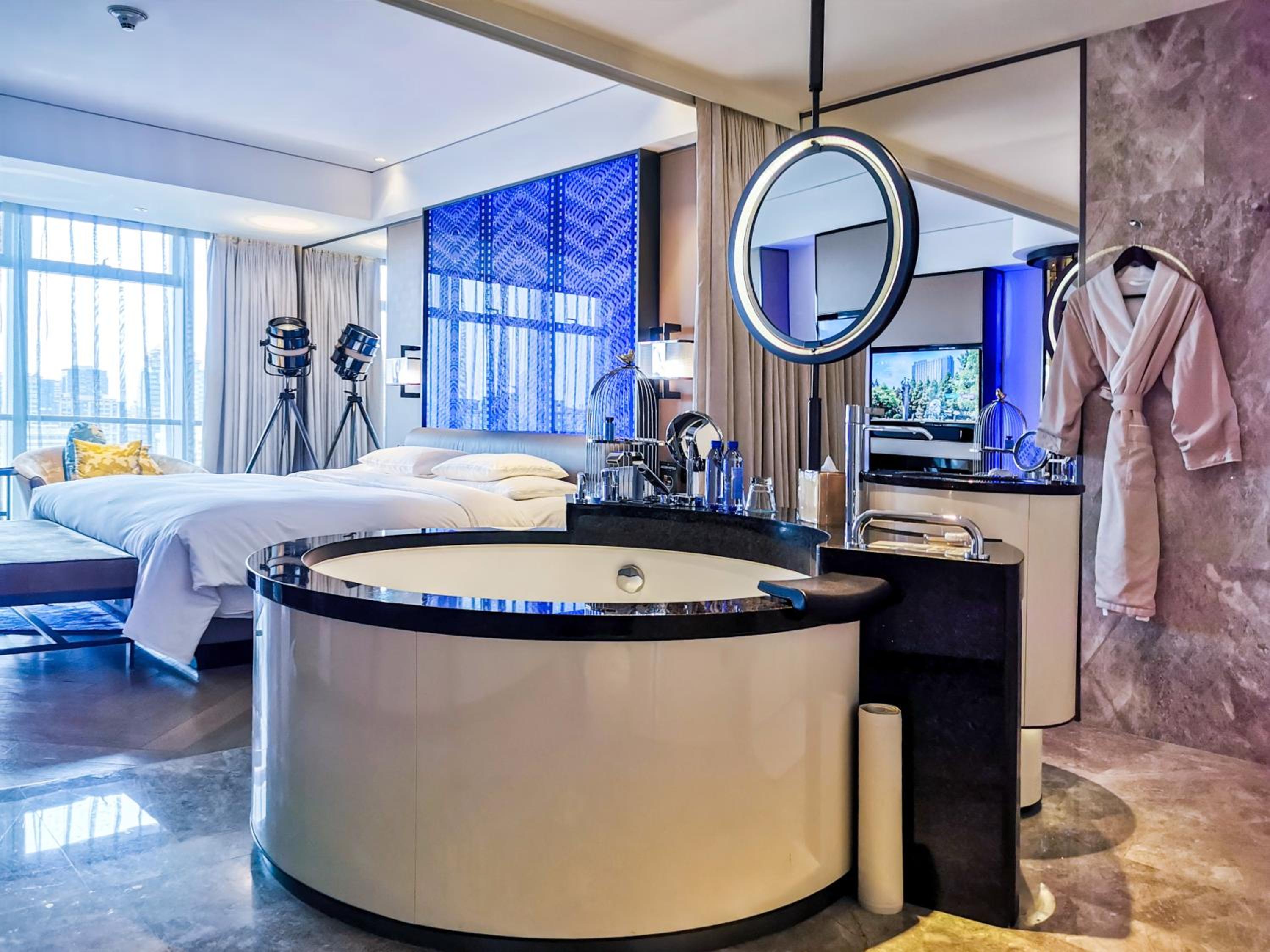 Luxury King Room inclusive Mini Bar for the first round and 20% discount in Chinese Restaurant - Photo 4