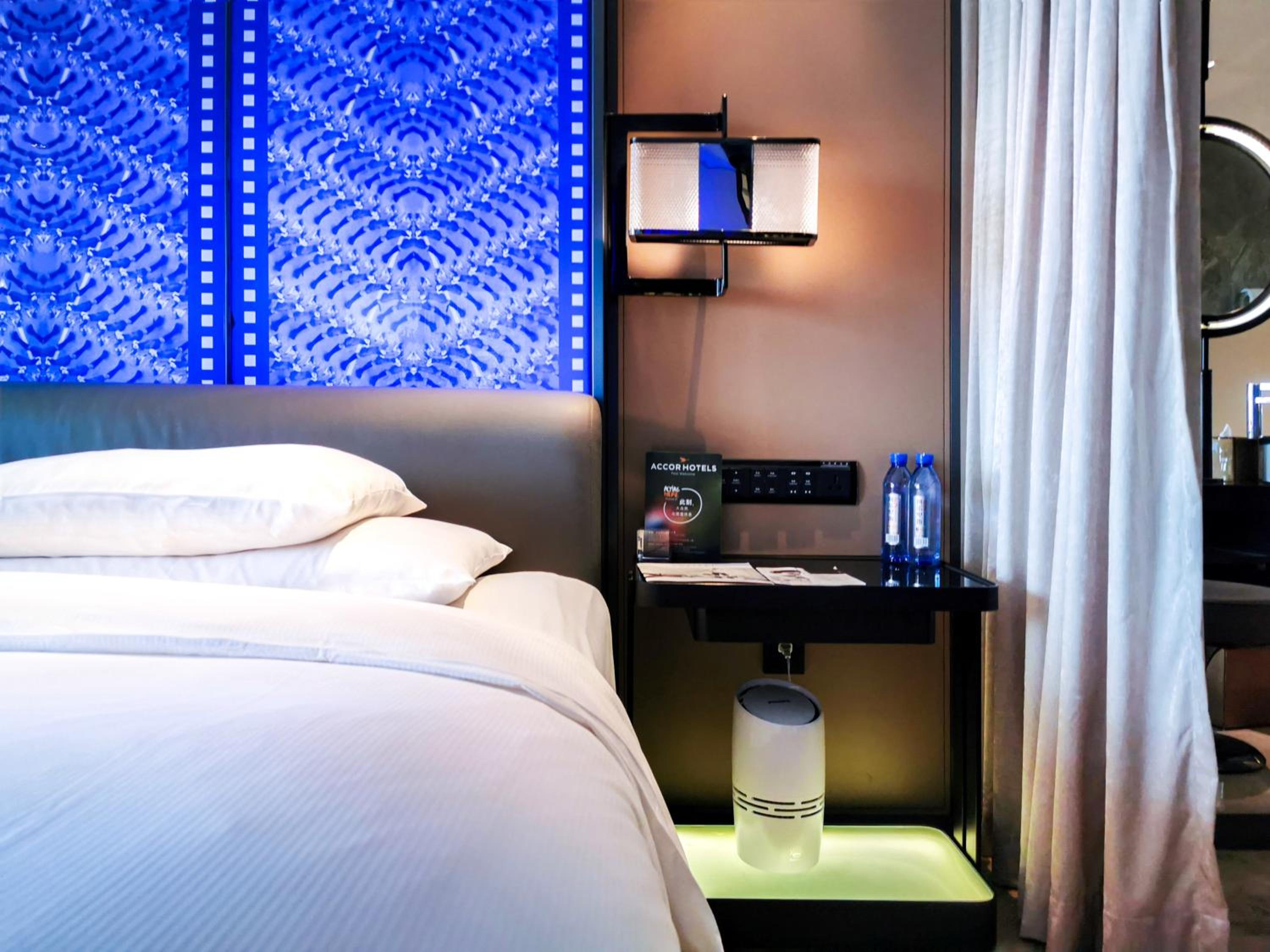 Luxury King Room inclusive Mini Bar for the first round and 20% discount in Chinese Restaurant - Photo 1