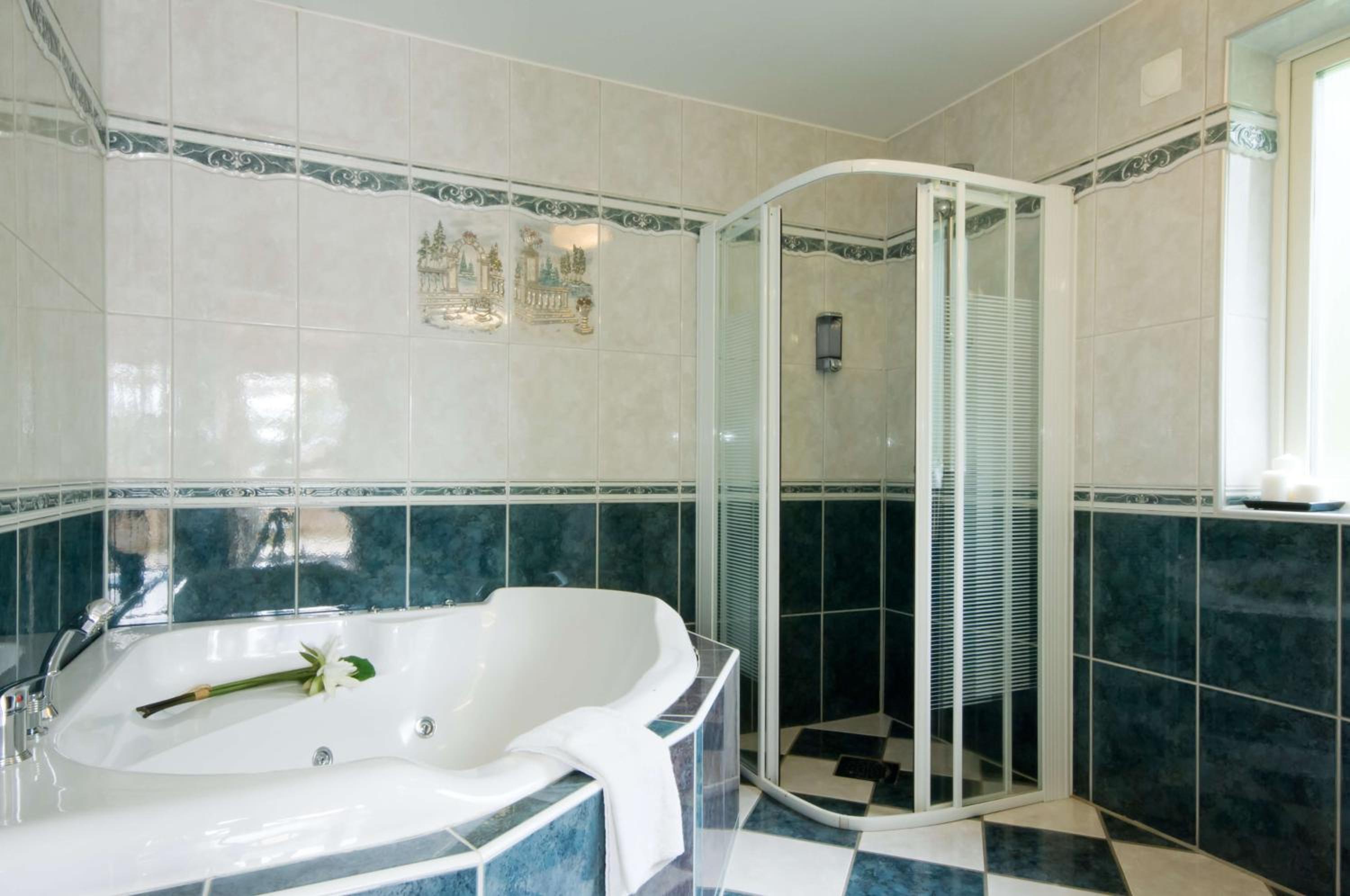 Family Room with Bath - Photo 2