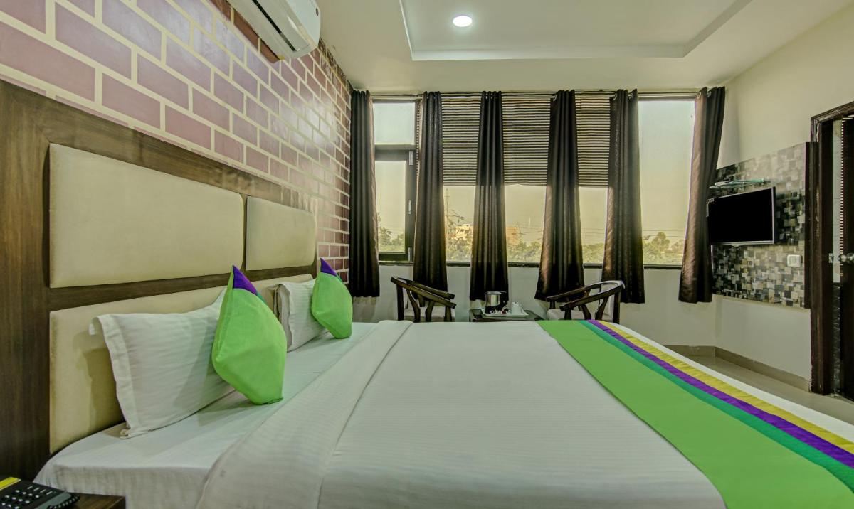 [Sanitized] Deluxe Double Room photo 3