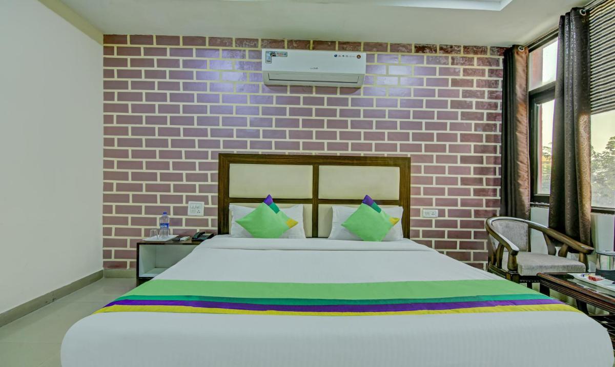 [Sanitized] Deluxe Double Room photo 1