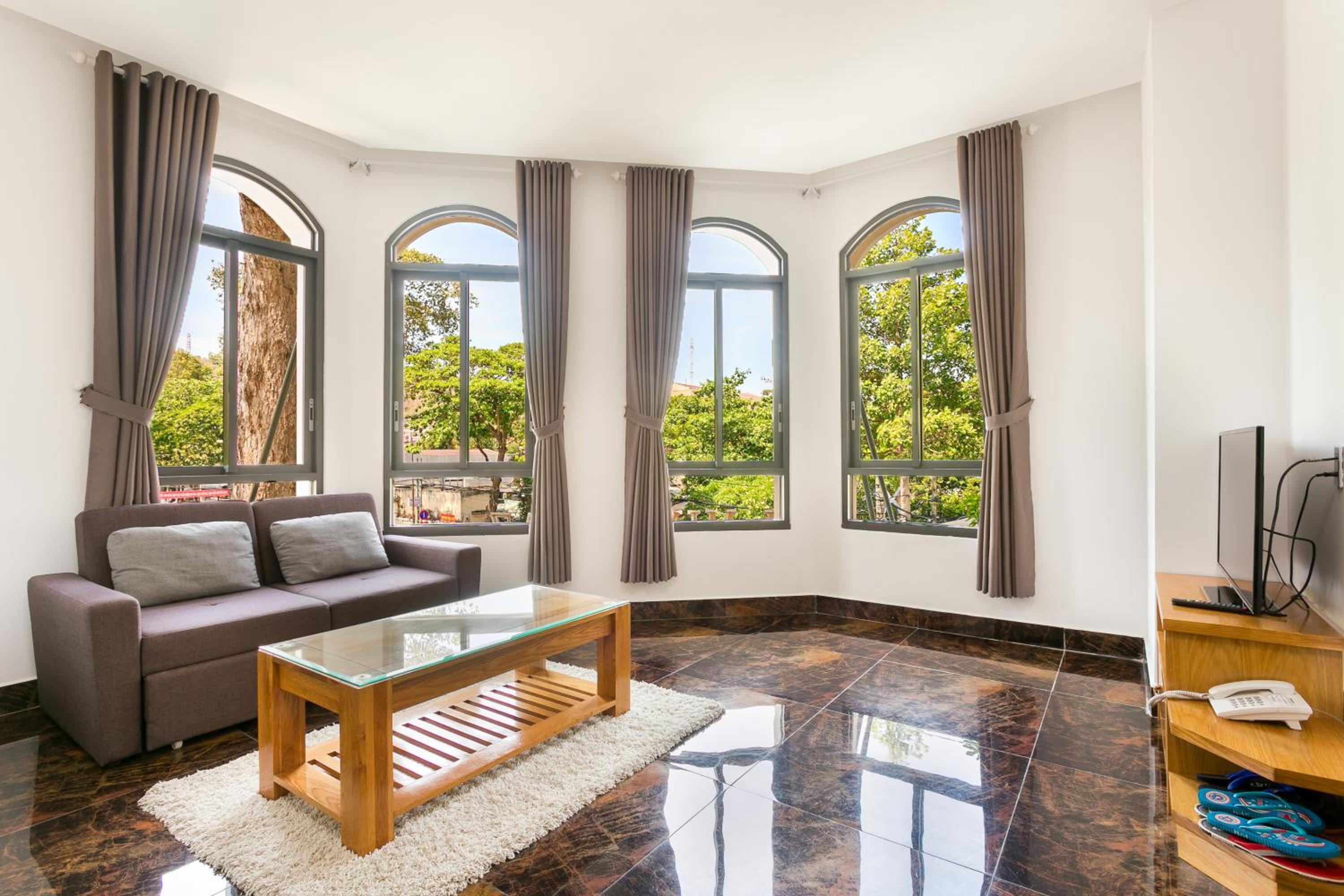 Apartment with Mountain View
