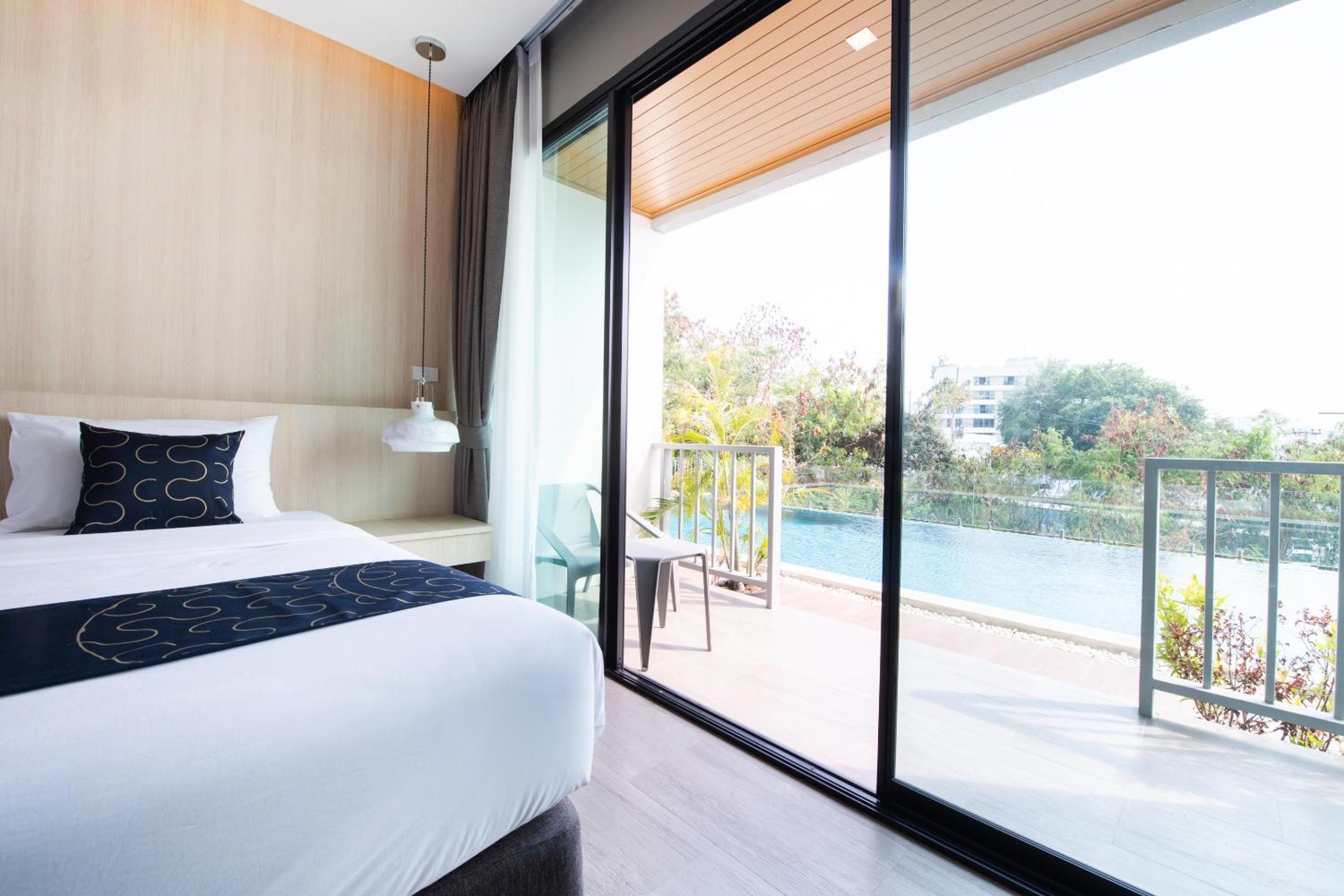 Deluxe Double or Twin Room with Pool Access photo 2