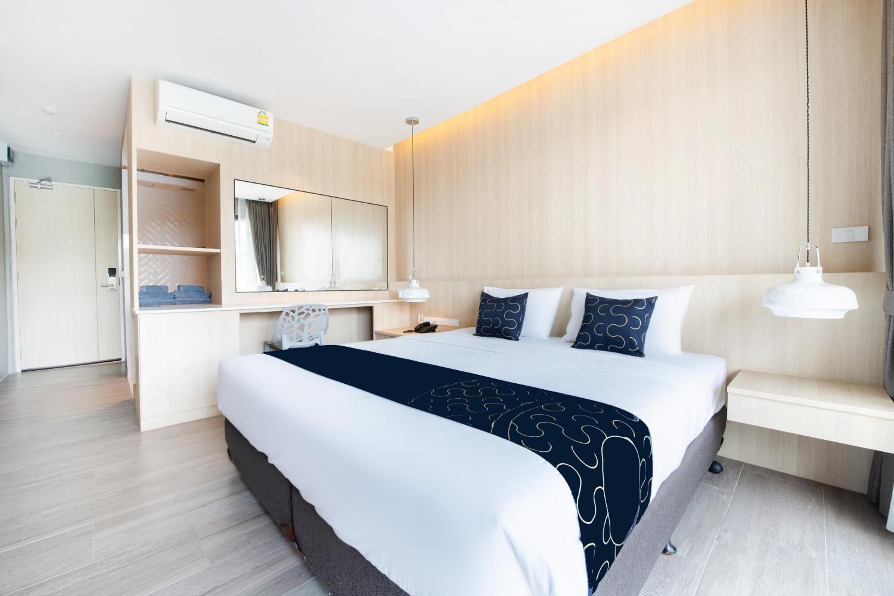 Deluxe Double or Twin Room with Pool Access photo 3