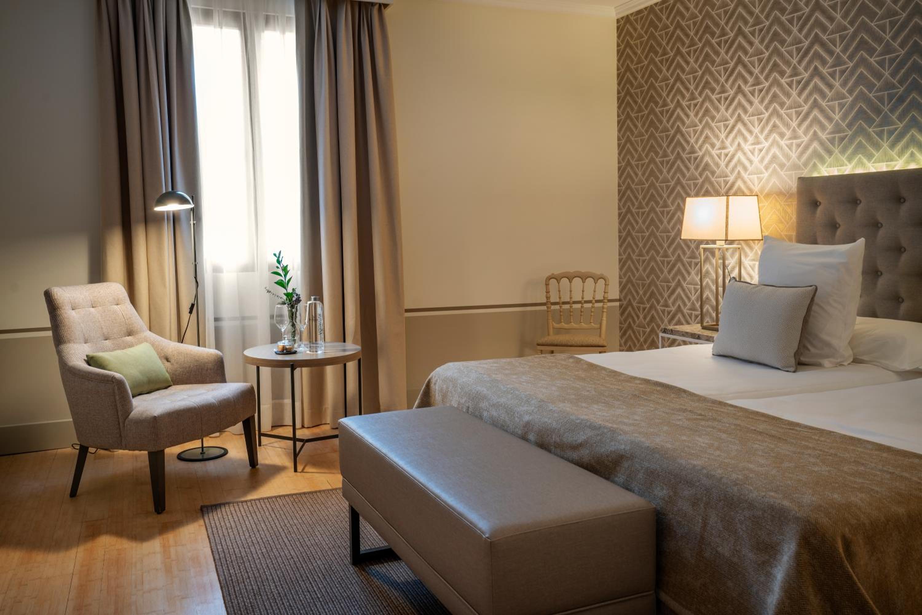Suite - Photo 1