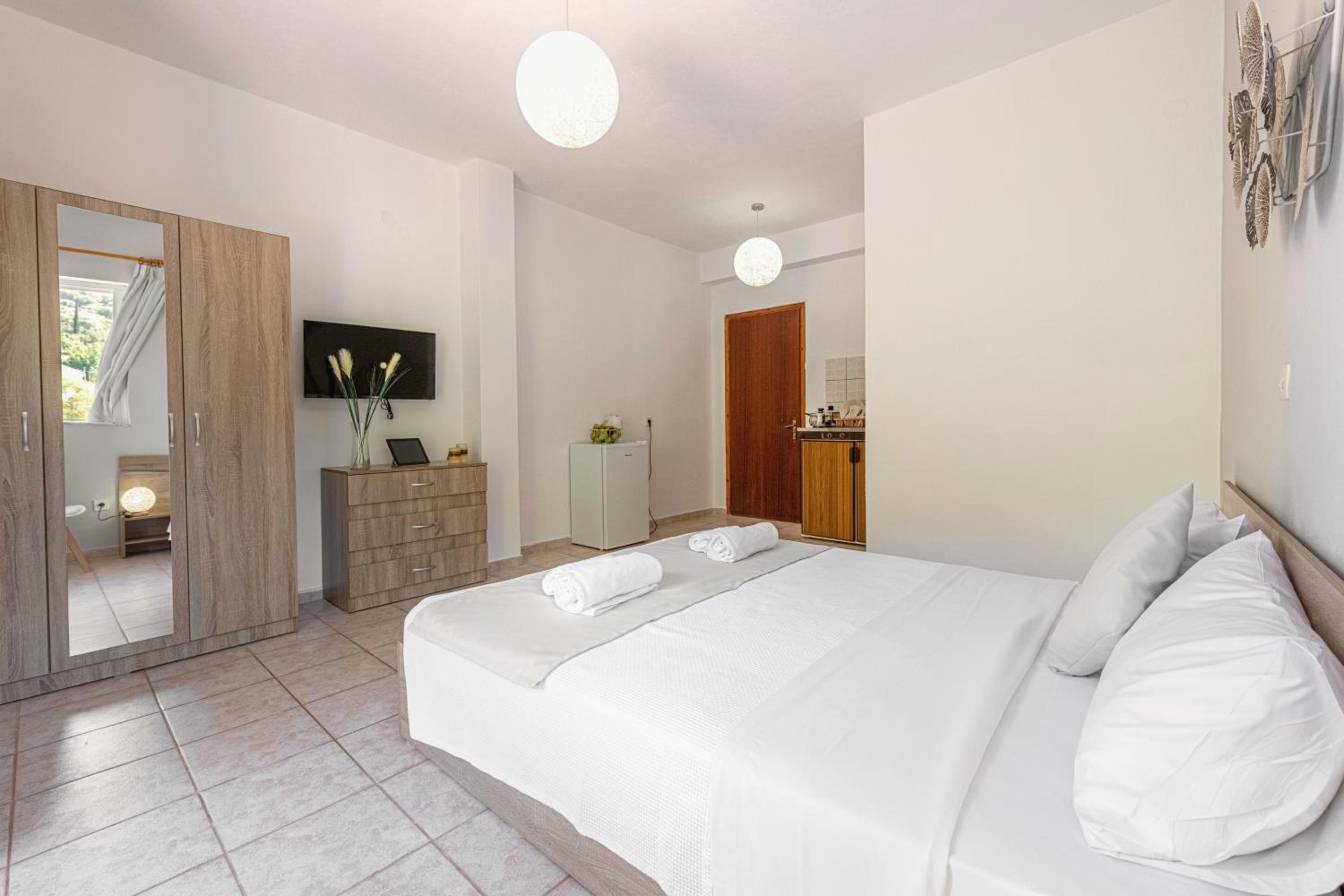 Comfort Room with Mountain View - Photo 8