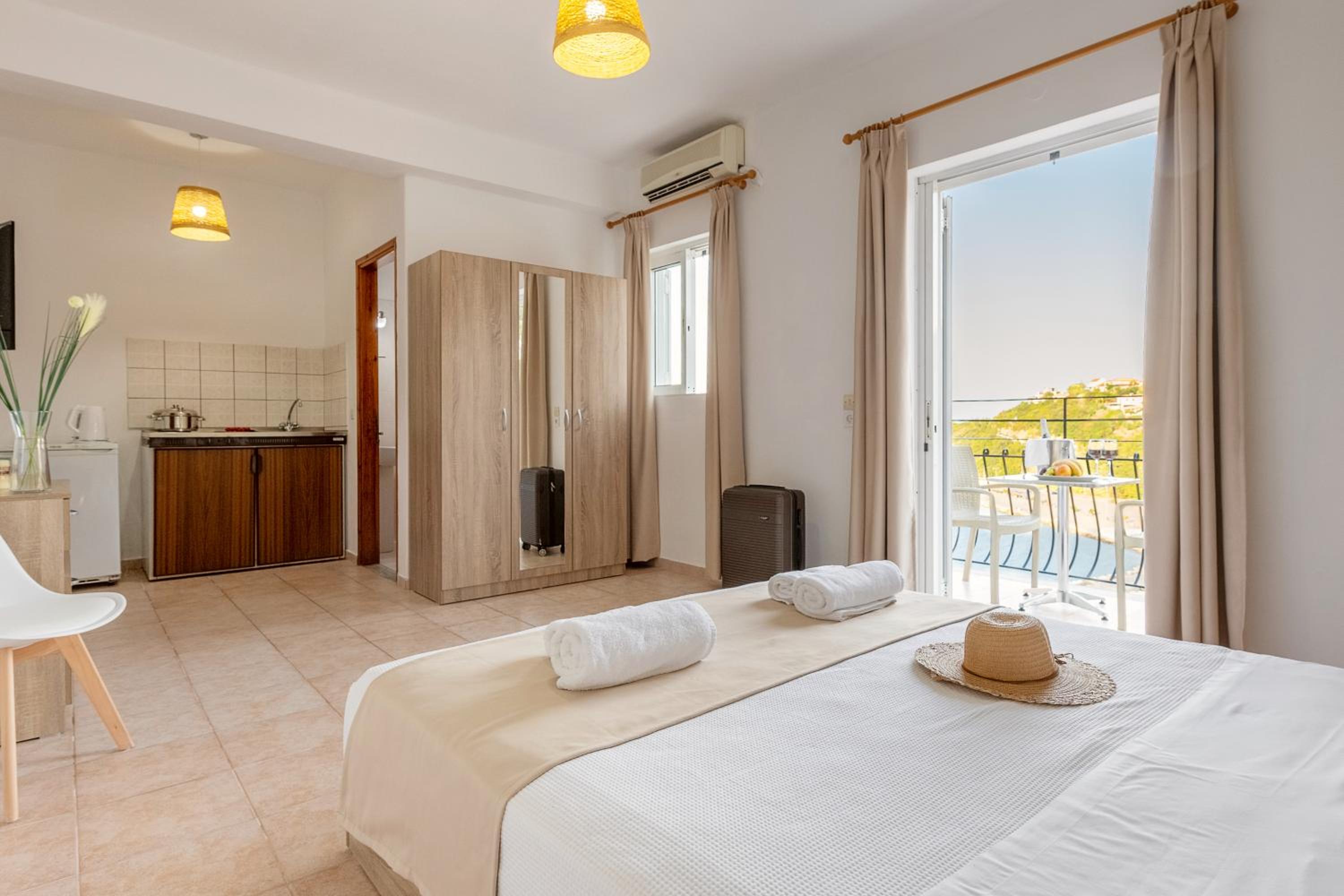 Premium Room with Sea View - Photo 11