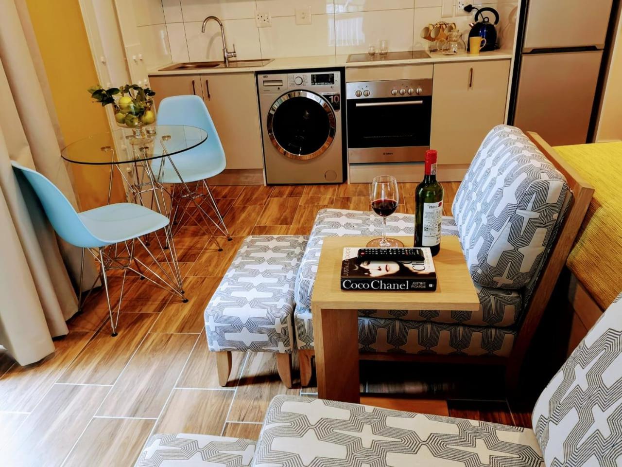 Apartment with Balcony - Photo 5