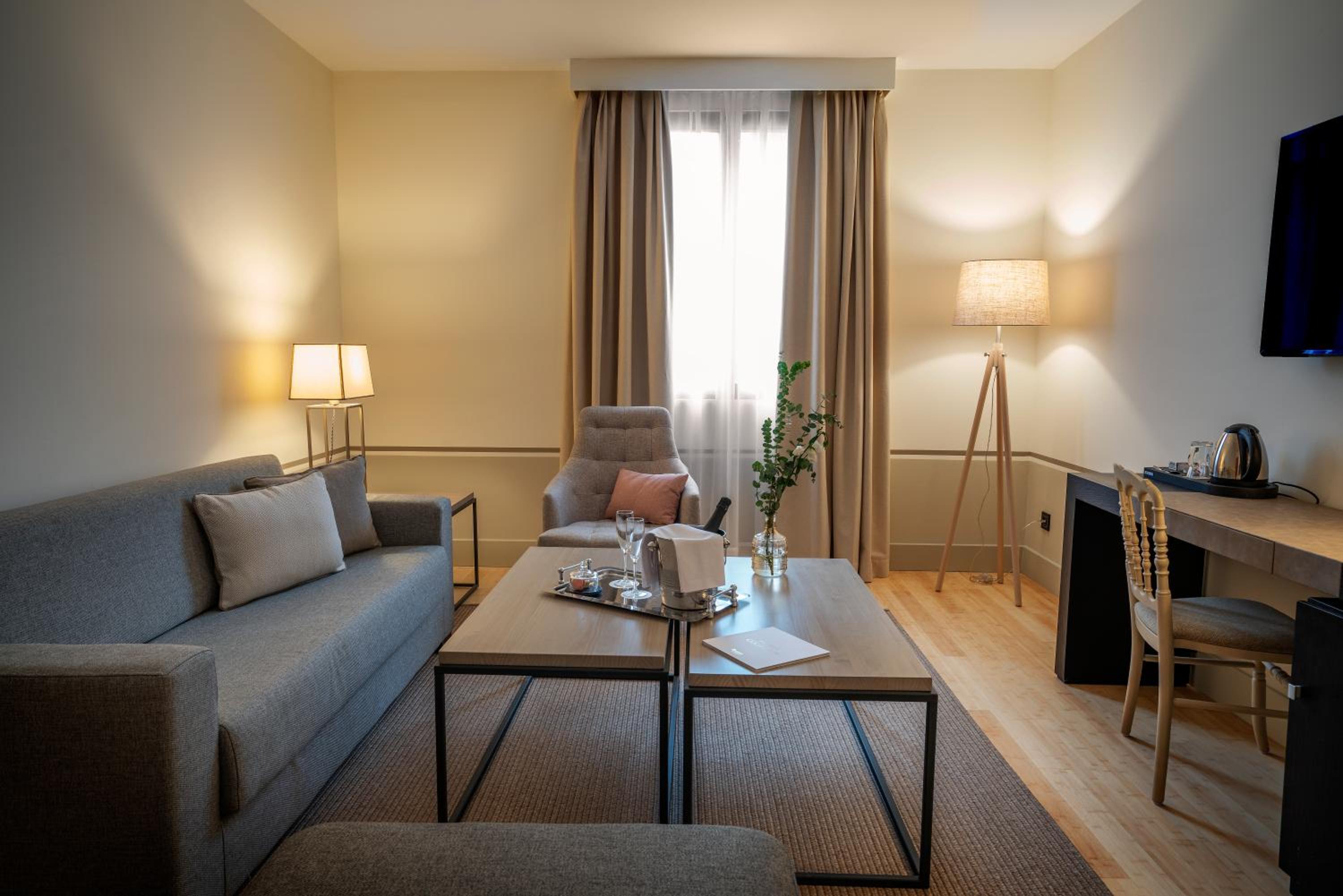 Suite - Photo 10