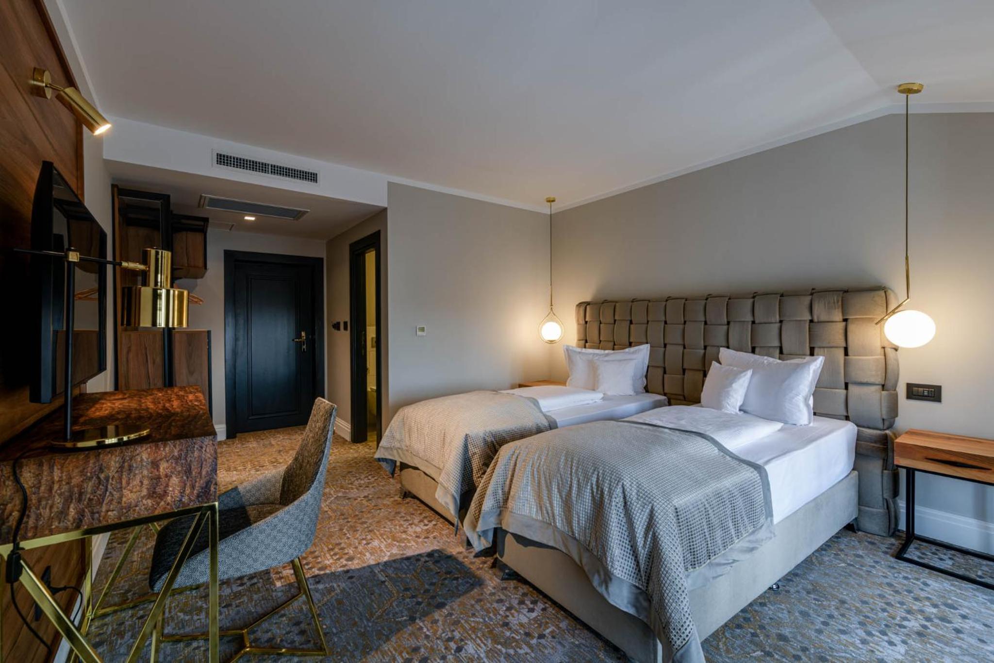 Double or Twin Room - Photo 4