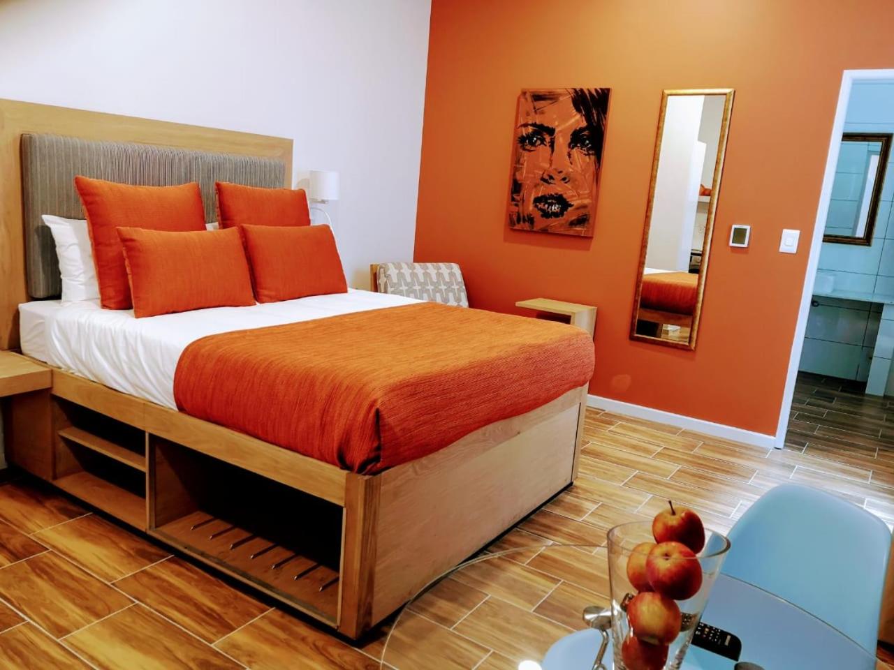 Apartment with Balcony - Photo 6