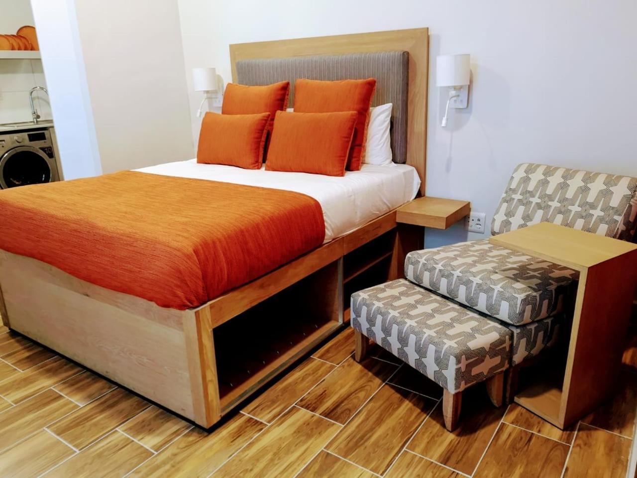 Apartment with Balcony - Photo 7