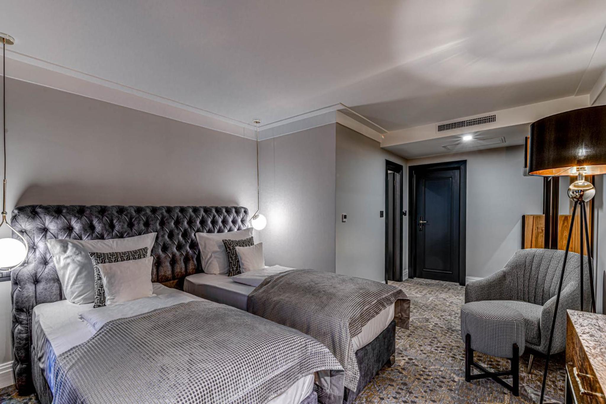 Double or Twin Room - Photo 8