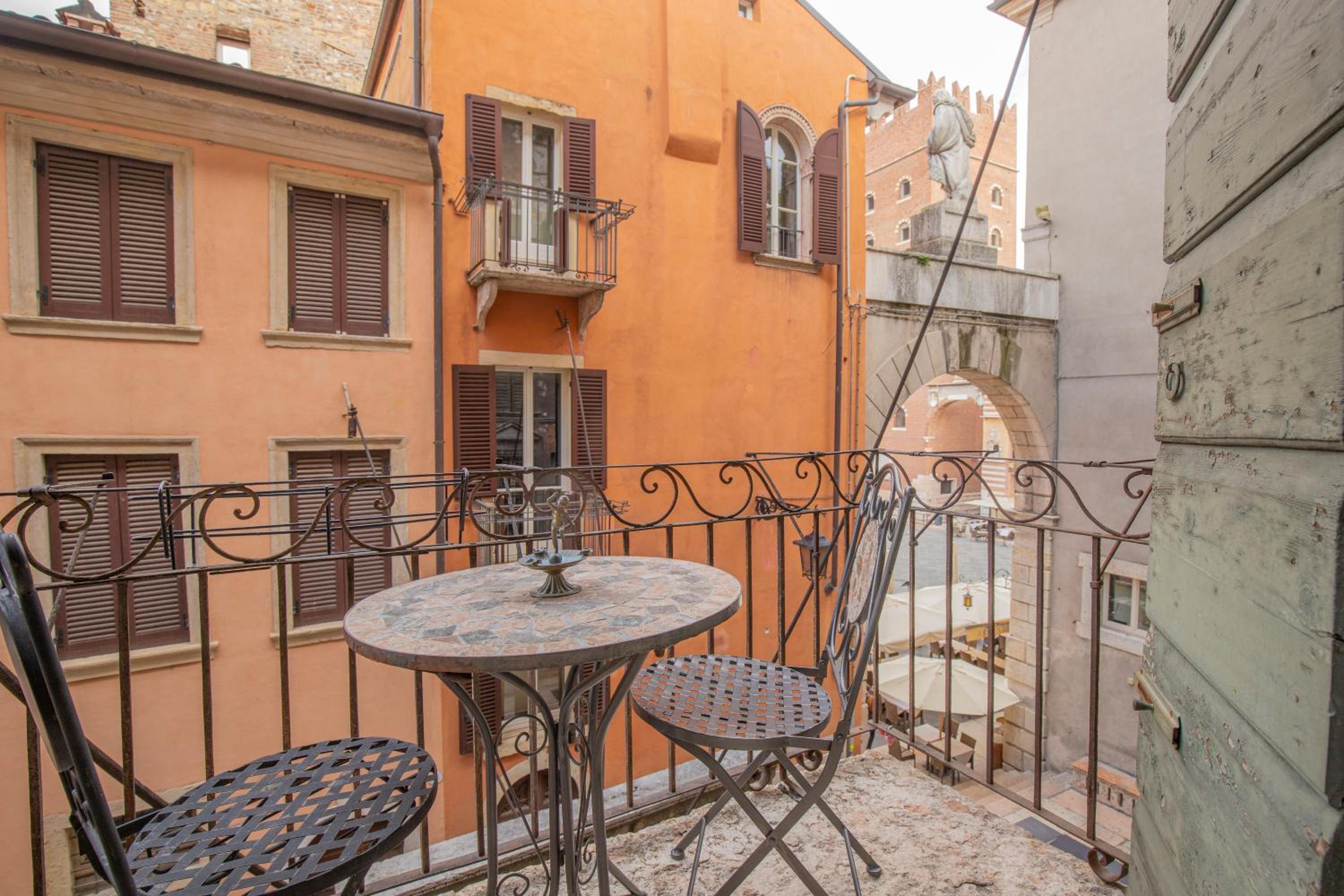 Large One-Bedroom Apartment with Balcony photo 3