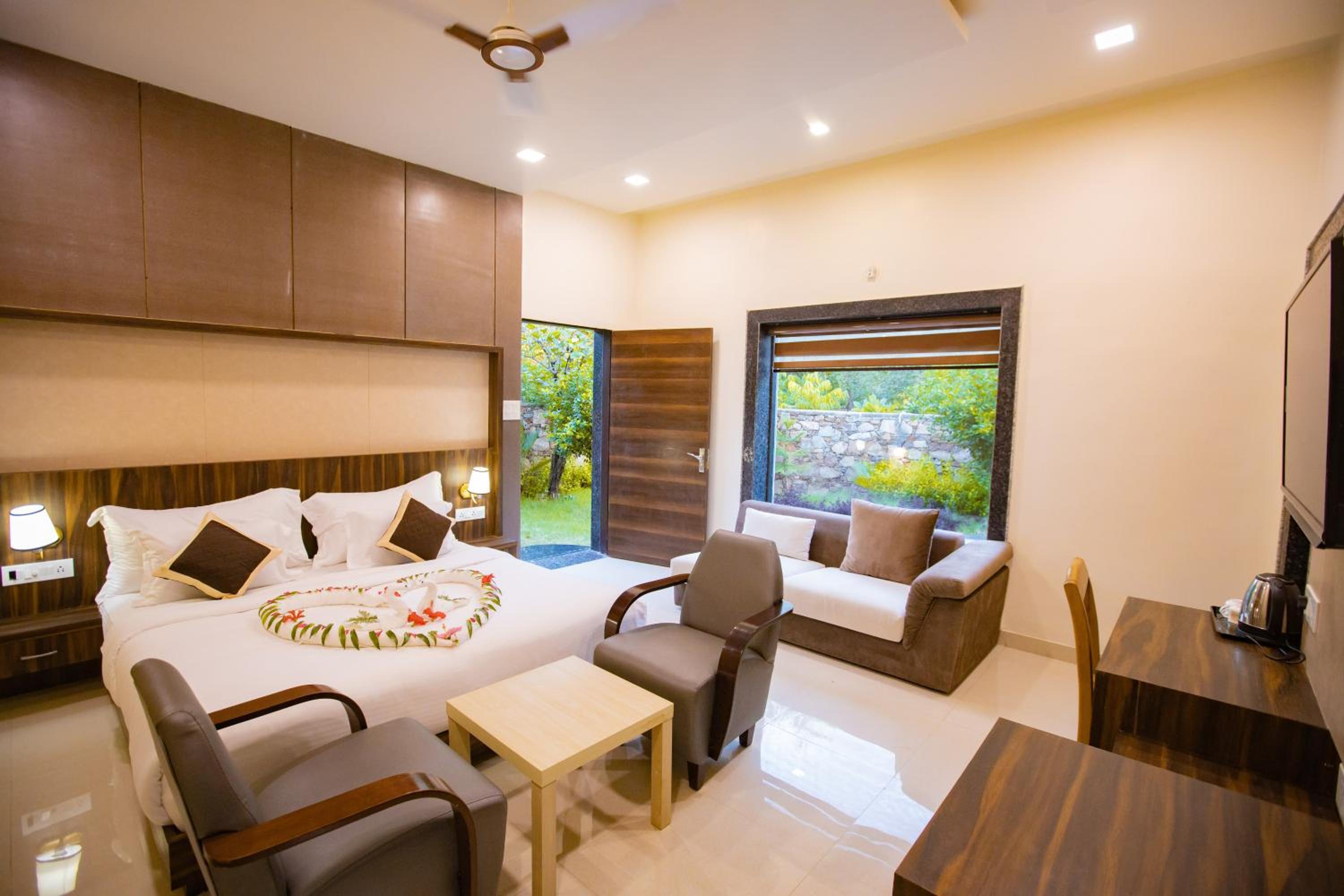 Luxury Villa with Plunge Pool, Jacuzzi and Private Sit Out - Photo 12