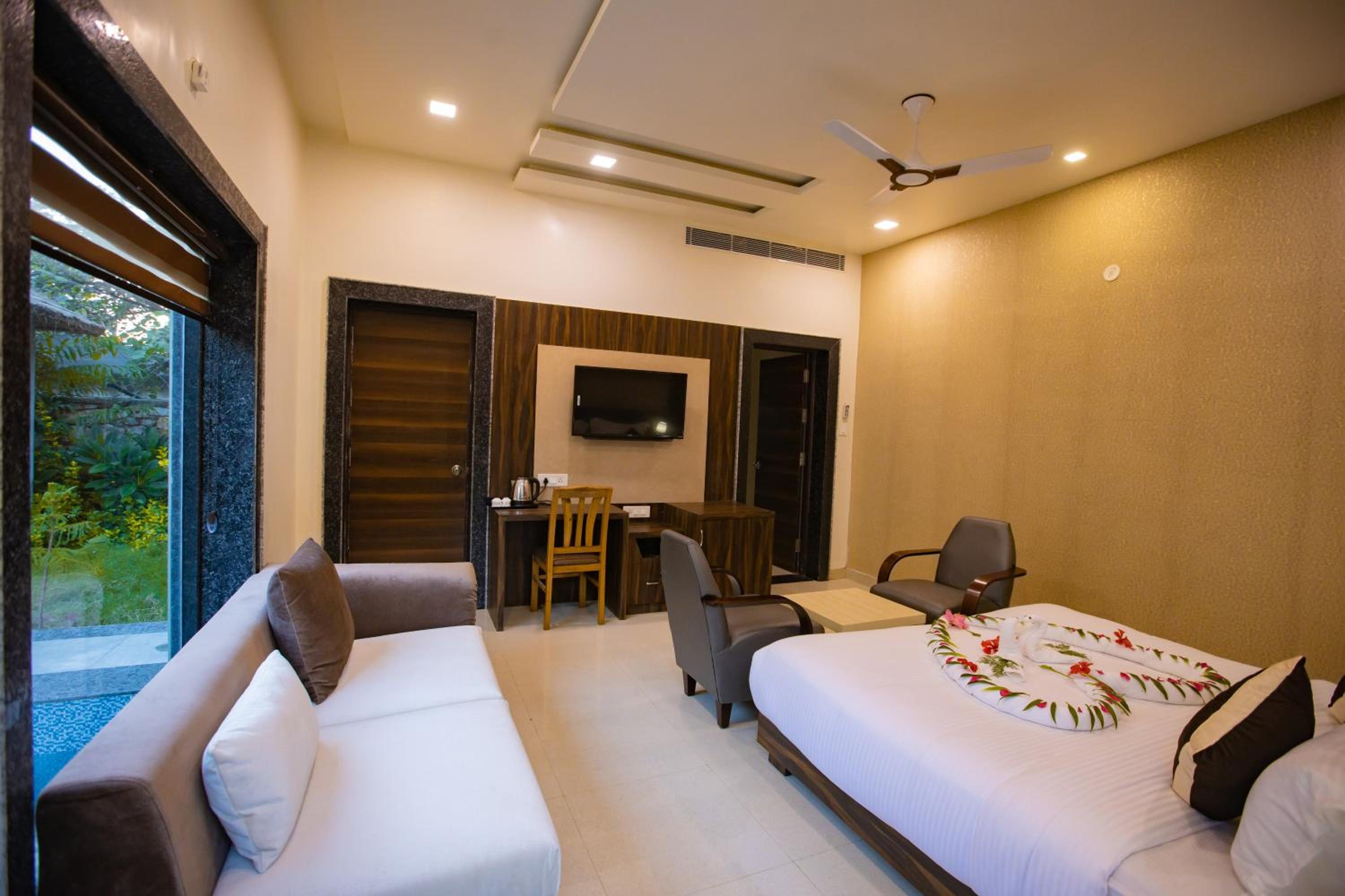 Luxury Villa with Plunge Pool, Jacuzzi and Private Sit Out - Photo 9
