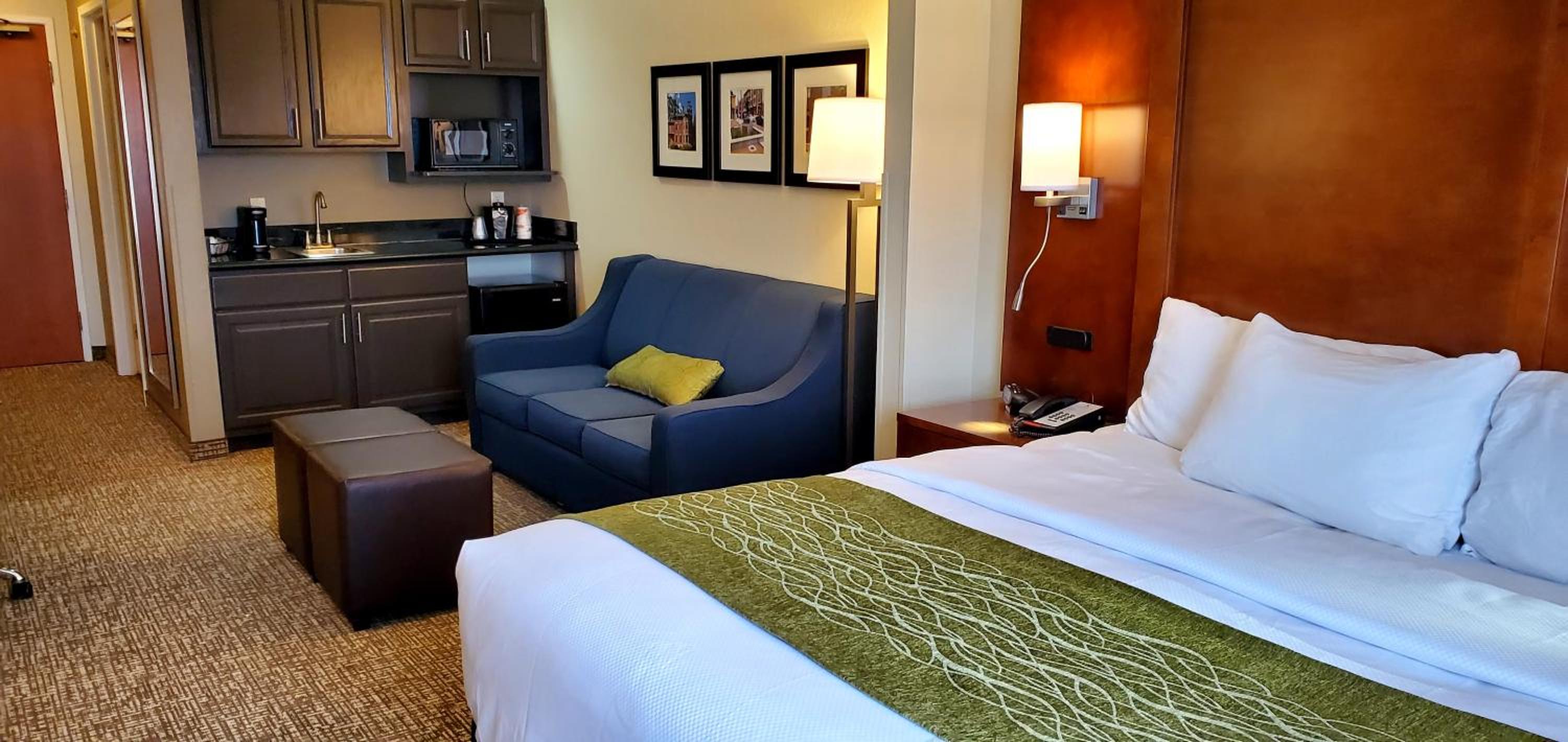 King Suite with Wet Bar - Non Smoking - Photo 2