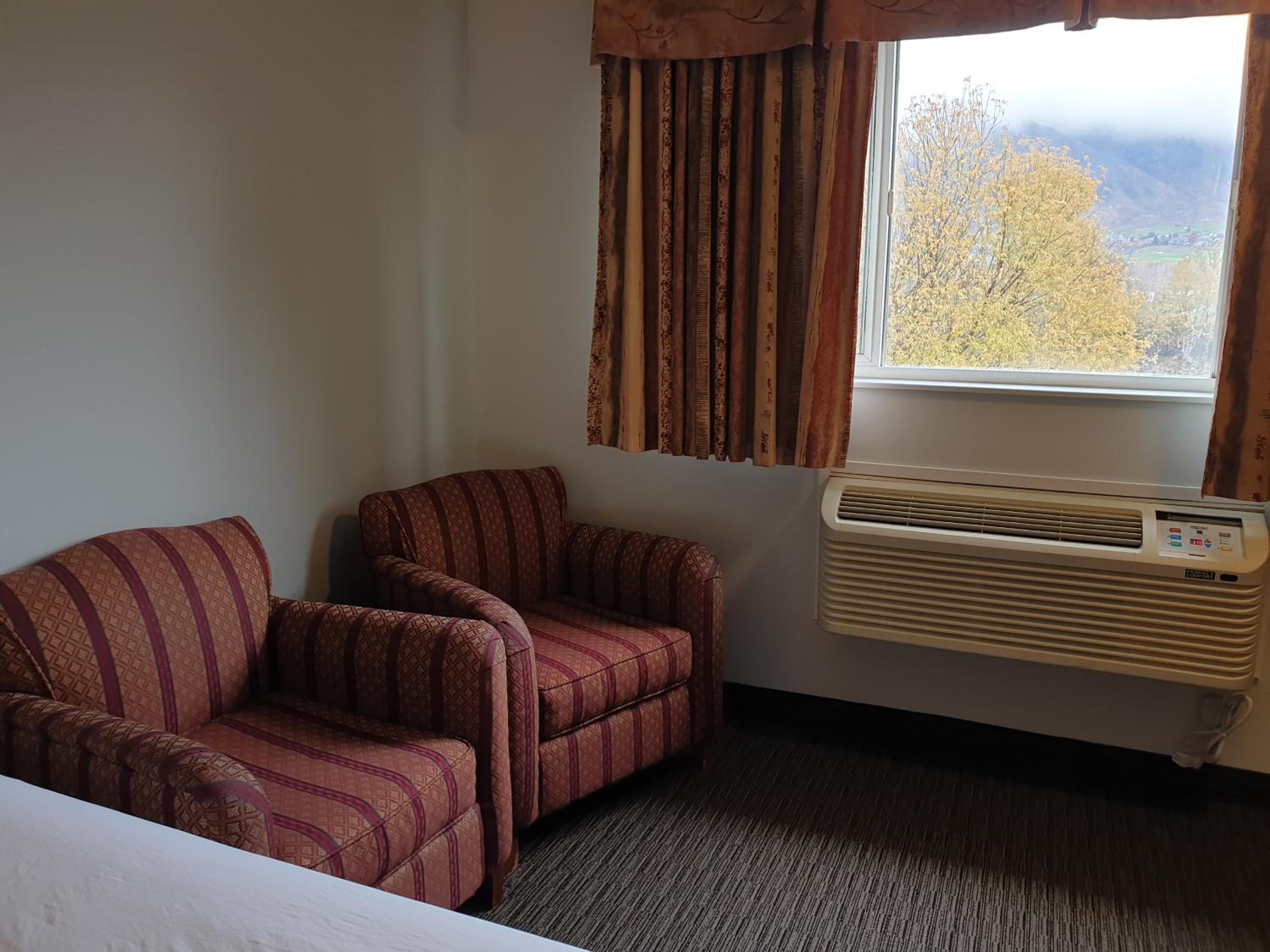 Queen Room with Two Queen Beds with Kitchenette - Photo 4