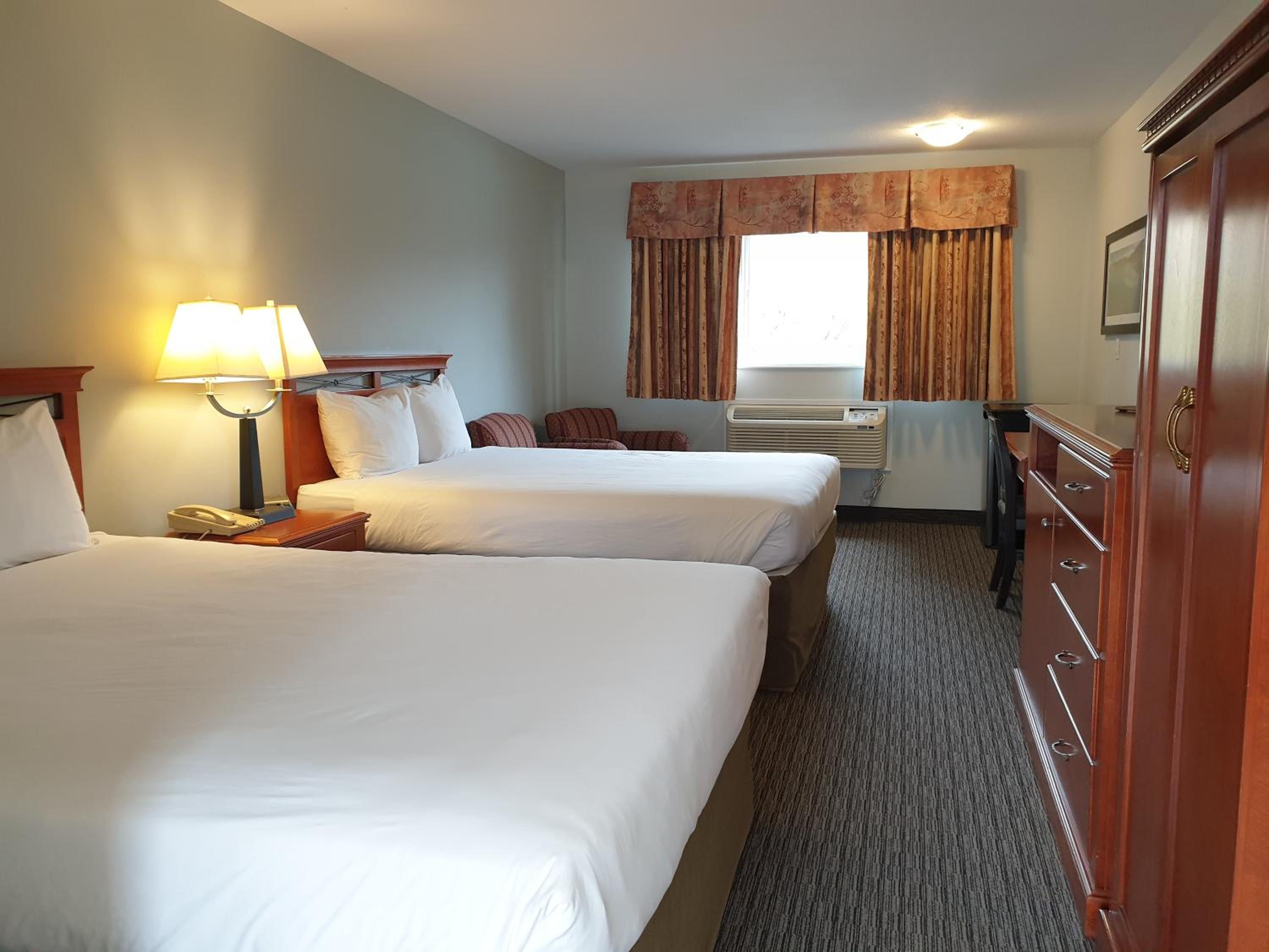 Queen Room with Two Queen Beds with Kitchenette - Photo 8