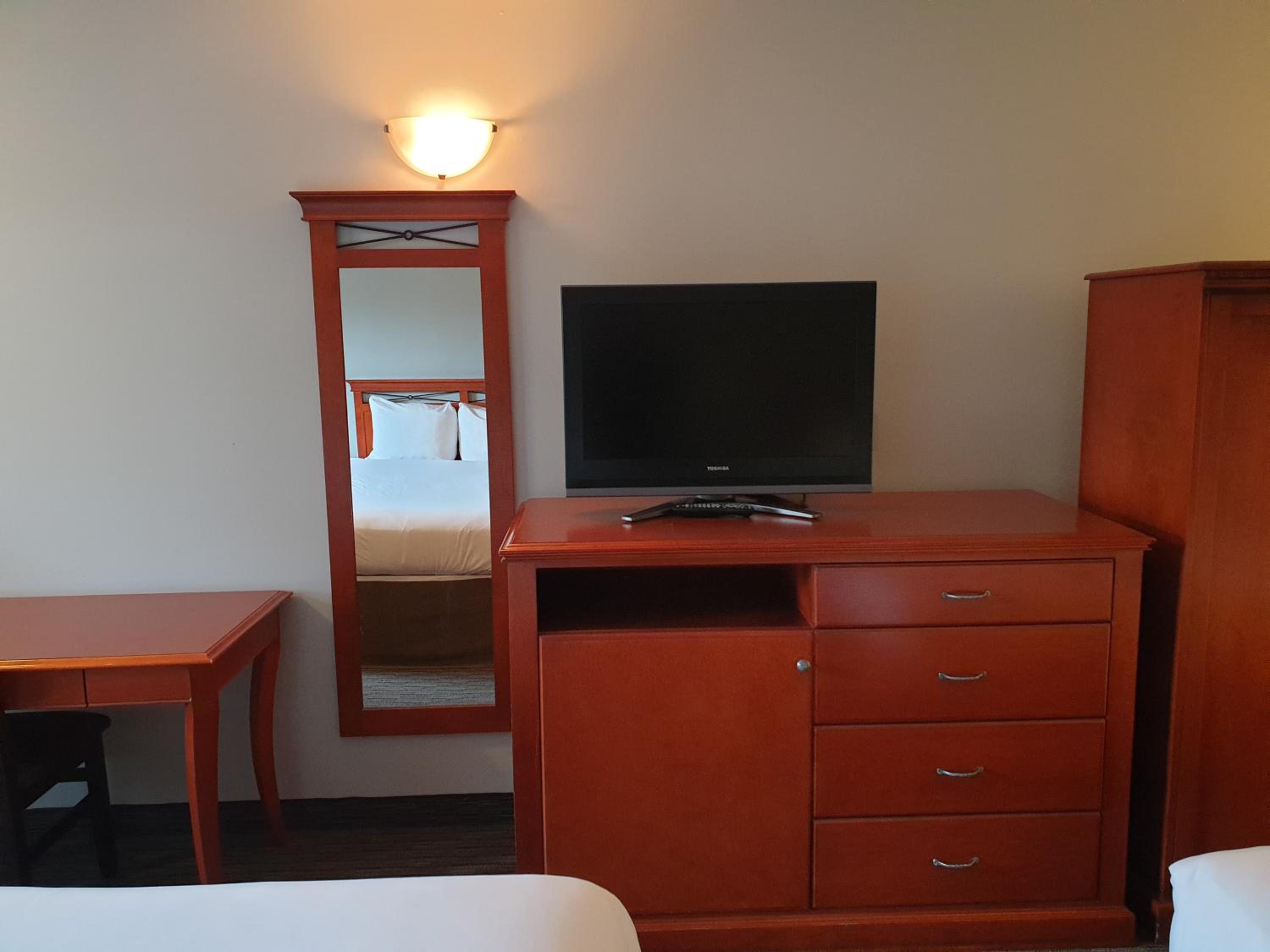 Queen Room with Two Queen Beds with Kitchenette - Photo 3