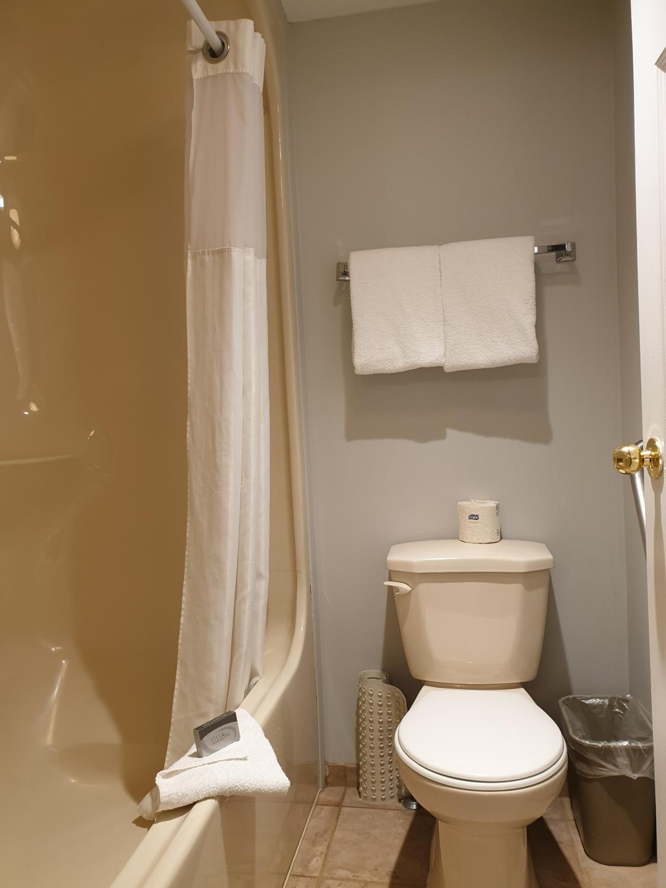 Queen Room with Two Queen Beds with Kitchenette - Photo 5