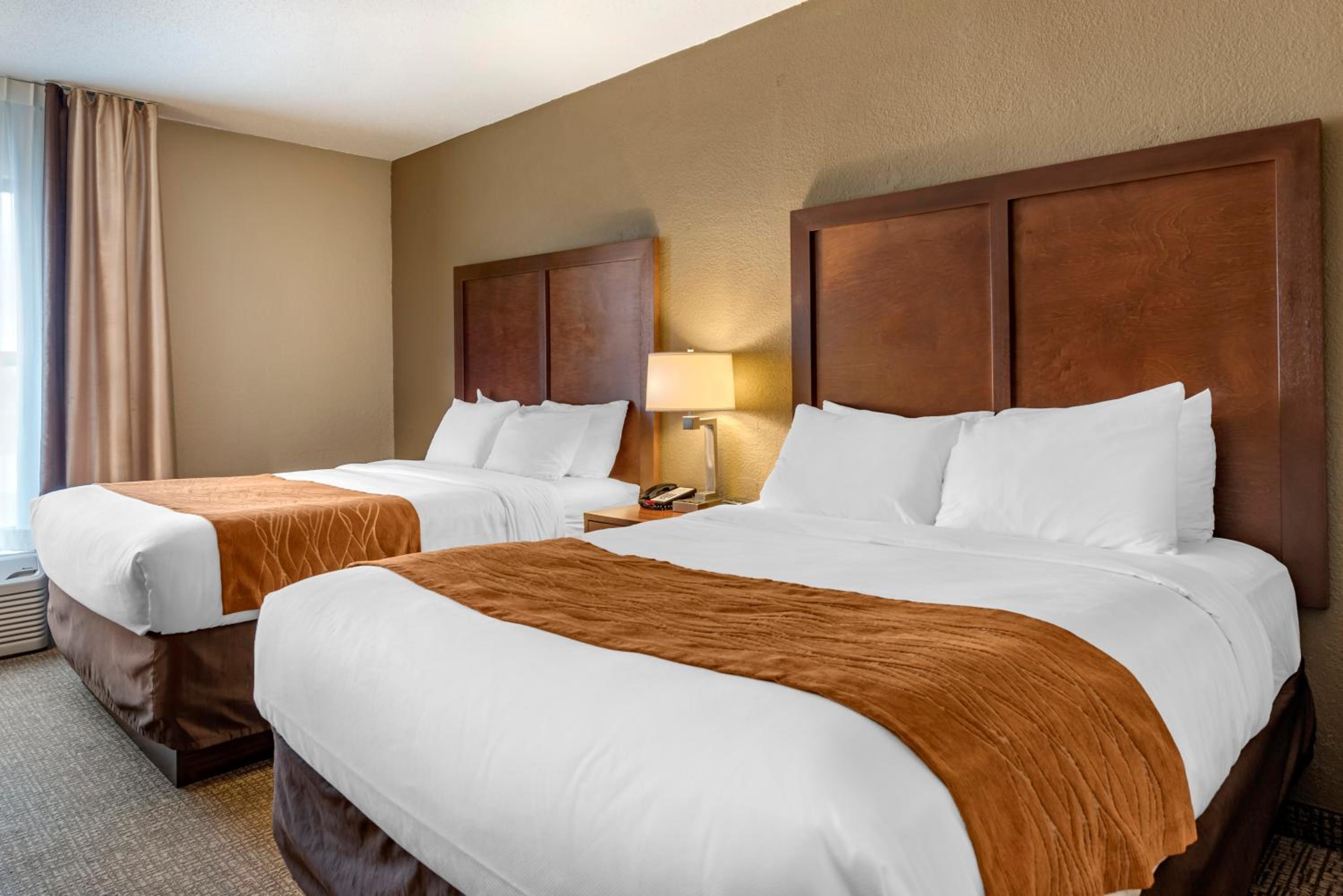Queen Room with Two Queen Beds - Non-Smoking - Photo 2