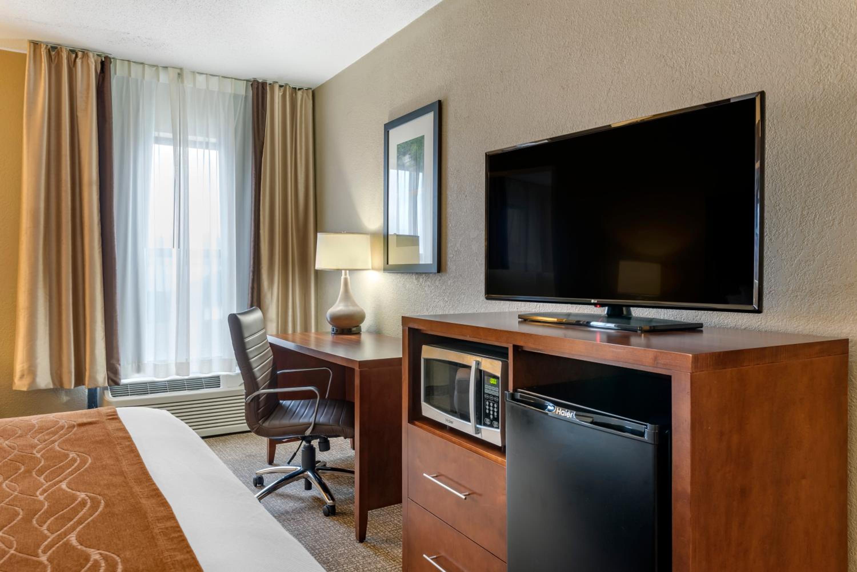 King Suite - Non-Smoking - Photo 4
